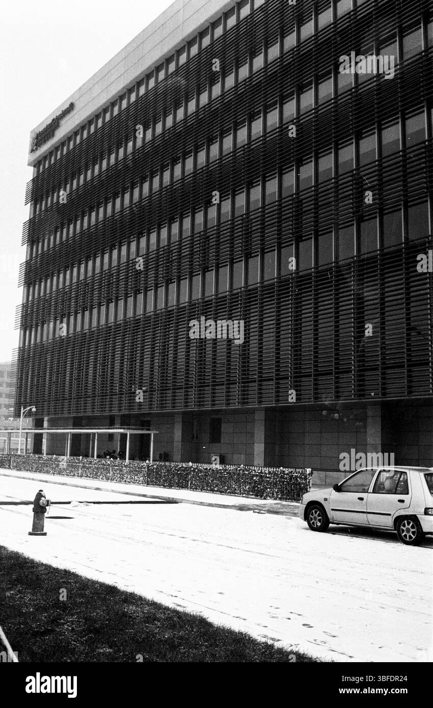 Vista esterna dell'edificio Standard Chartered Global Business Services a Tianjin, fine anni '2000 Foto Stock