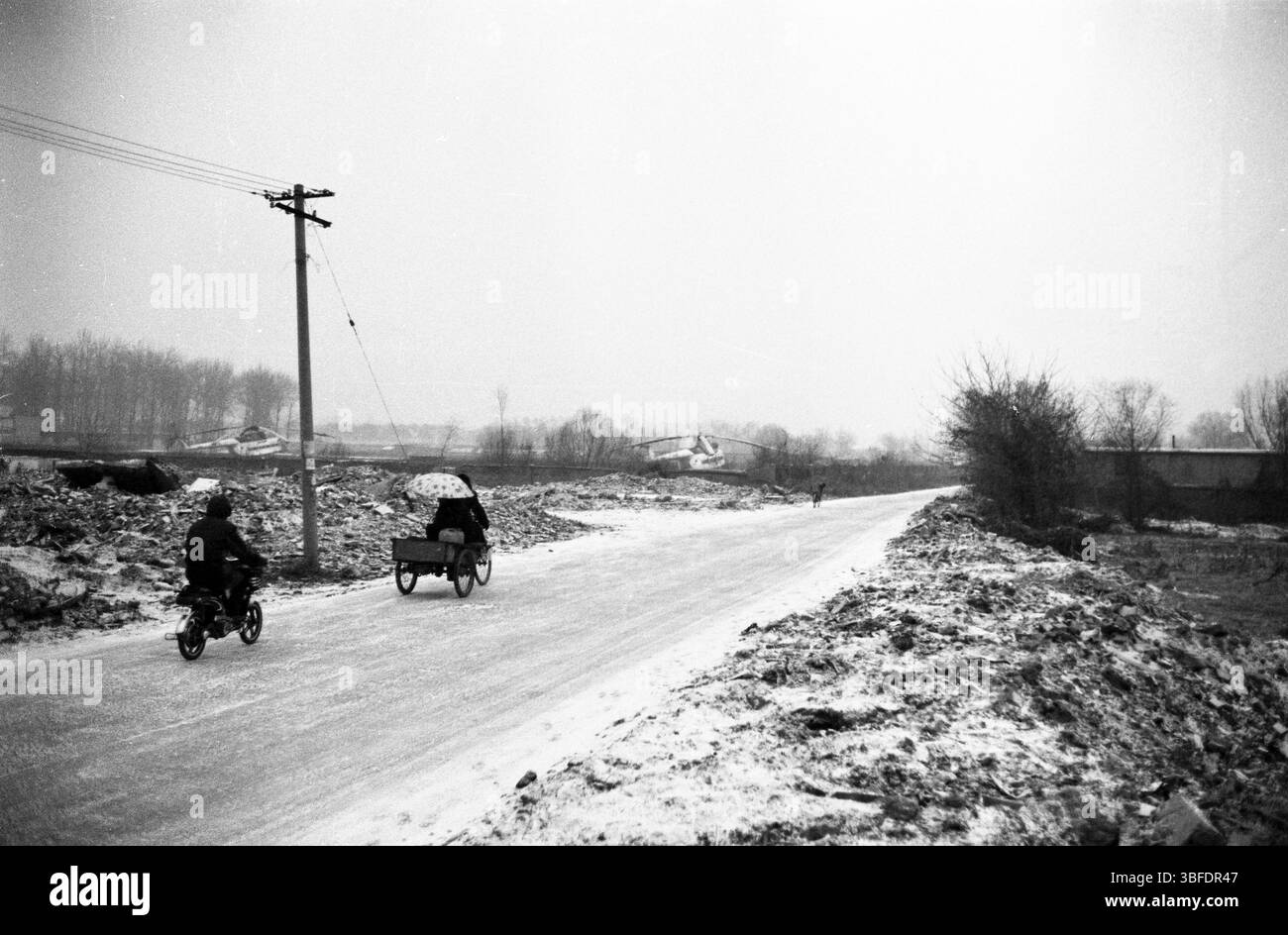 Aeroporto suburbano periferico strada con elicotteri aerei e traffico locale alla fine degli anni '2000 in Cina Foto Stock