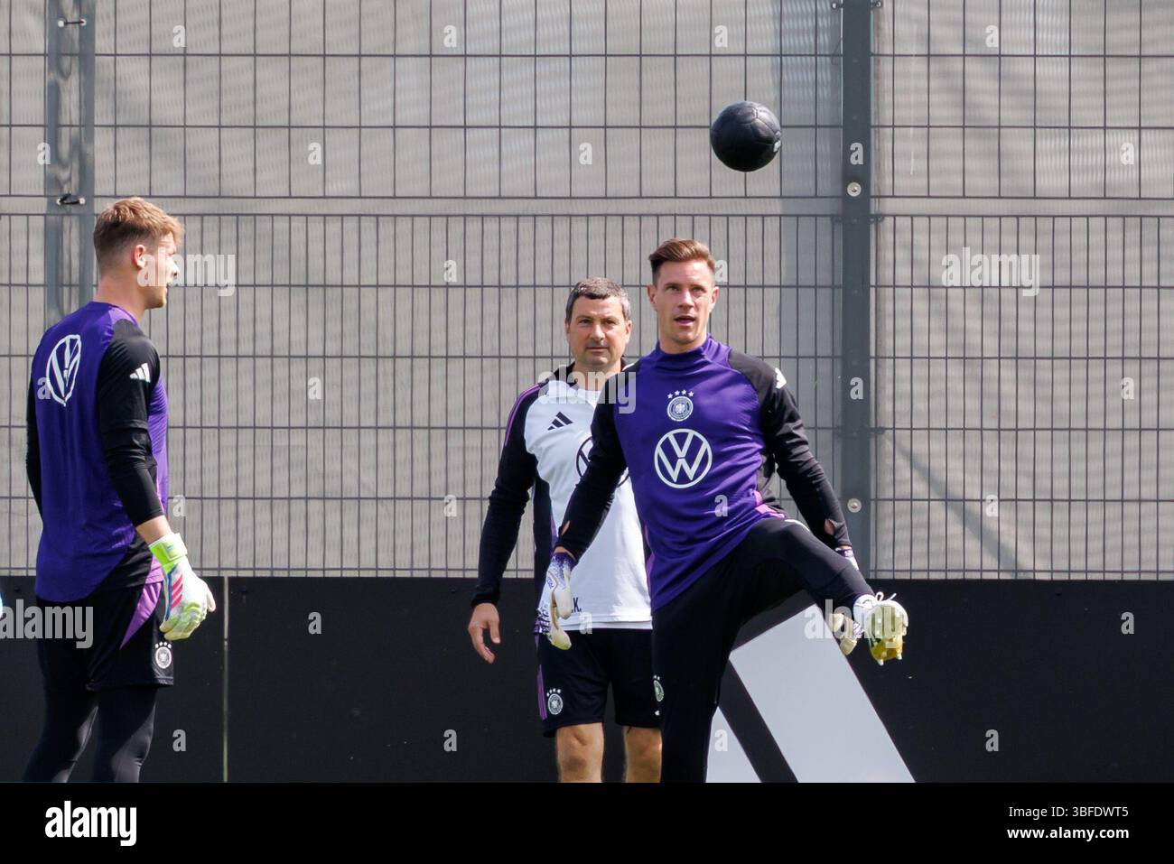Herzogenaurach, Germania. 1 giugno 2025. Calcio, nazionale, uomini, Nations League, prima delle Final Four: Il portiere tedesco Marc-Andre ter Stegen (r) in azione durante l'allenamento. Credito: Daniel Karmann/dpa - NOTA IMPORTANTE: In conformità con le normative della DFL German Football League e della DFB German Football Association, è vietato utilizzare o far utilizzare fotografie scattate nello stadio e/o della partita sotto forma di immagini sequenziali e/o serie di foto video-simili./dpa/Alamy Live News Foto Stock