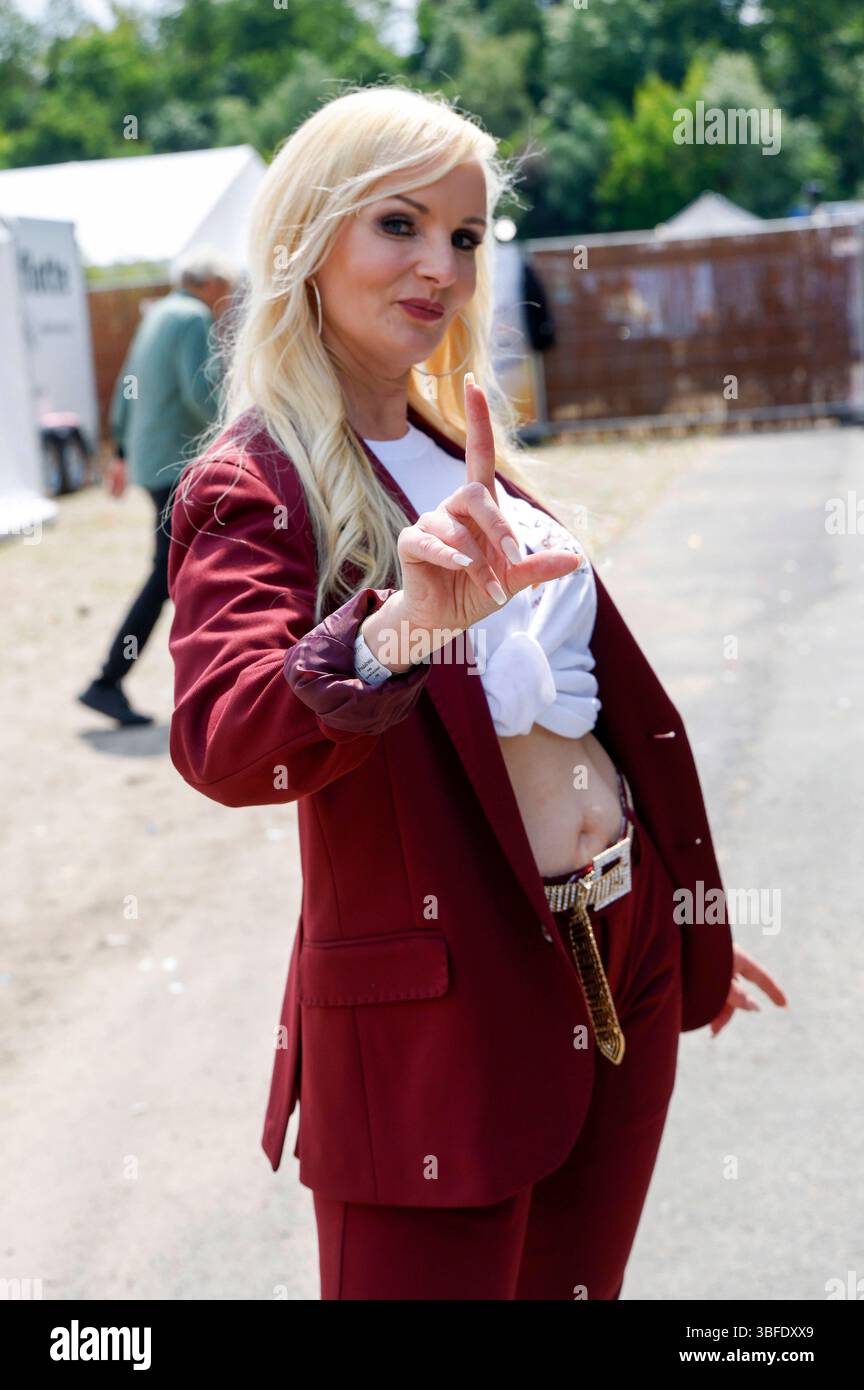 Antje Klann beim 13. SchlagerOlymp 2025 auf dem Zentralen Festplatz. Berlino, 31.05.2025 *** Antje Klann at the 13 SchlagerOlymp 2025 at the Central Festival Square Berlin, 31 05 2025 foto:XB.xDummerx/xFuturexImagex schlagerolymp_5620 Foto Stock