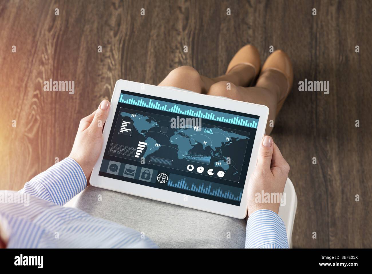 Donna d'affari in primo piano con un computer tablet in grembo Foto Stock