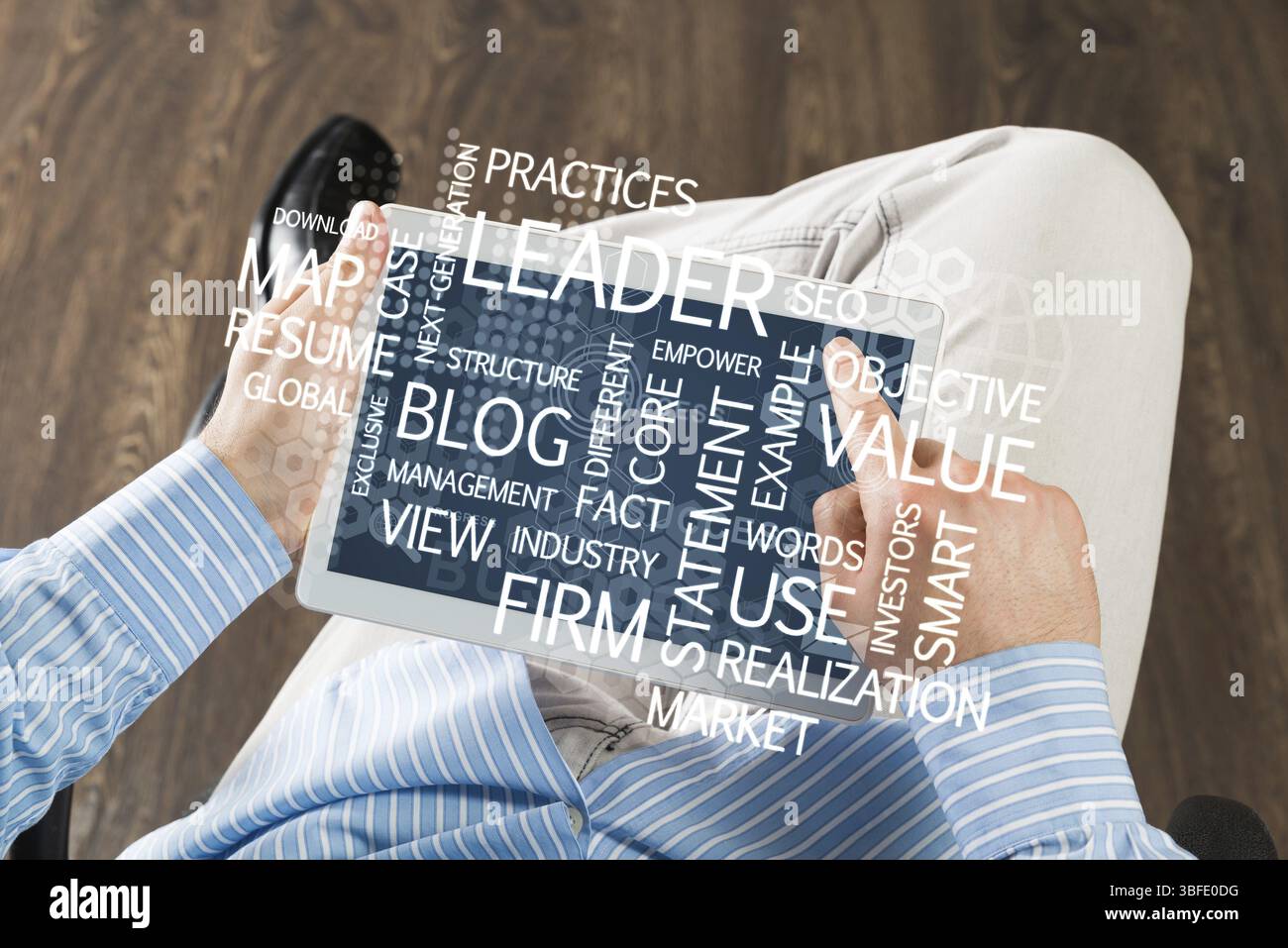 Primo piano di mani maschili con un tablet per computer Foto Stock