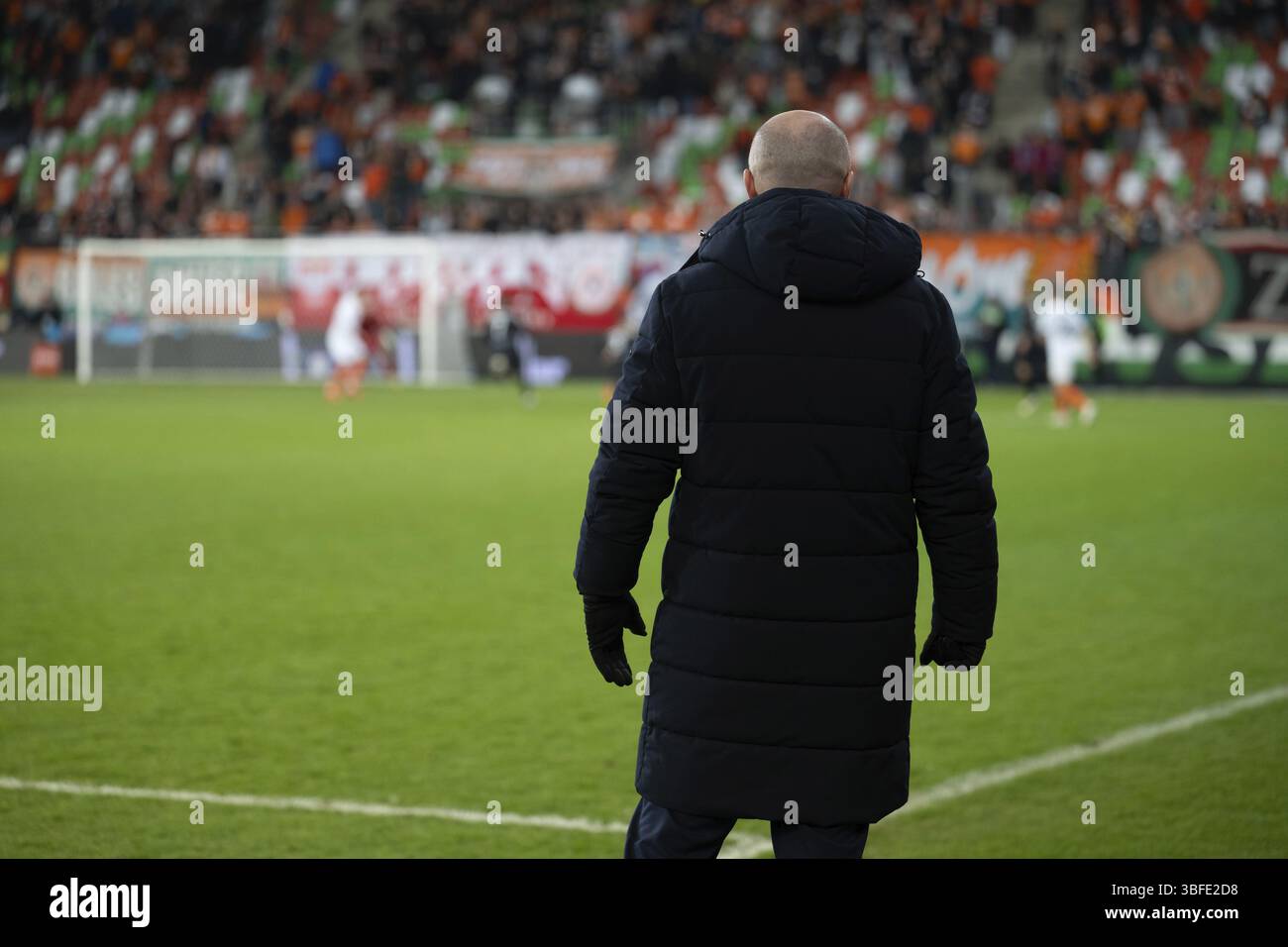 Parte posteriore dell'allenatore di calcio con partita allo stadio sullo sfondo di Lubin, Polonia, Europa Foto Stock
