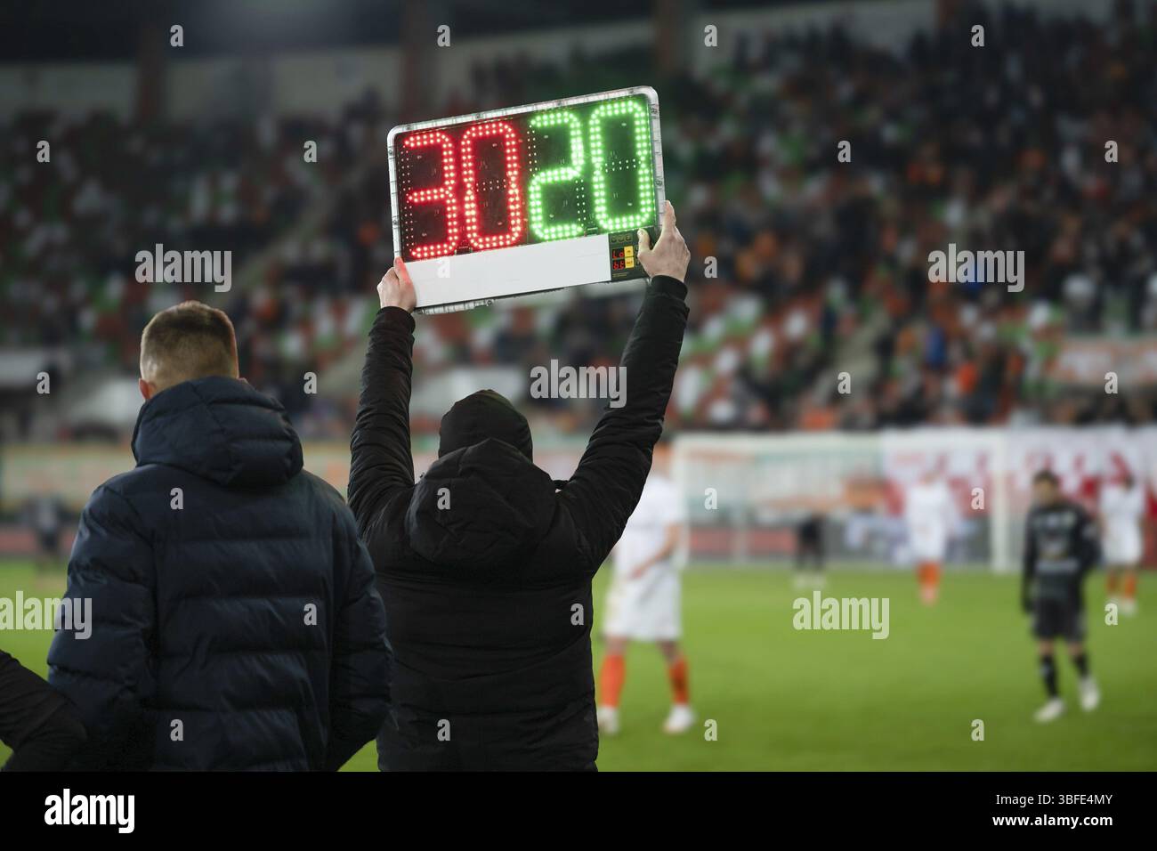 Man mostra i numeri dei giocatori sostitutivi durante la partita di calcio a Lubin, Polonia, Europa Foto Stock