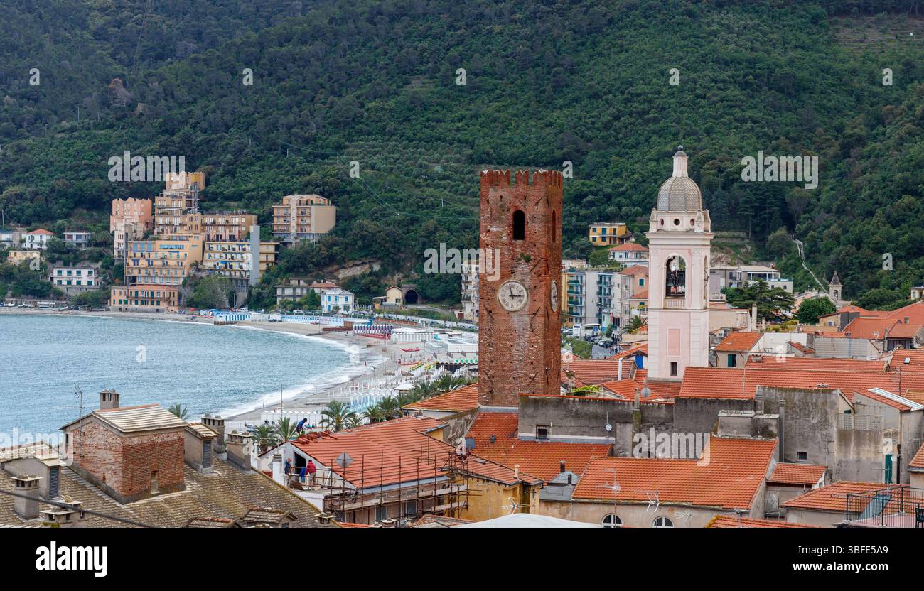 Vista del villaggio marino di Noli con torre del comune, Noli, provincia di Savona, Liguria, Italia Foto Stock