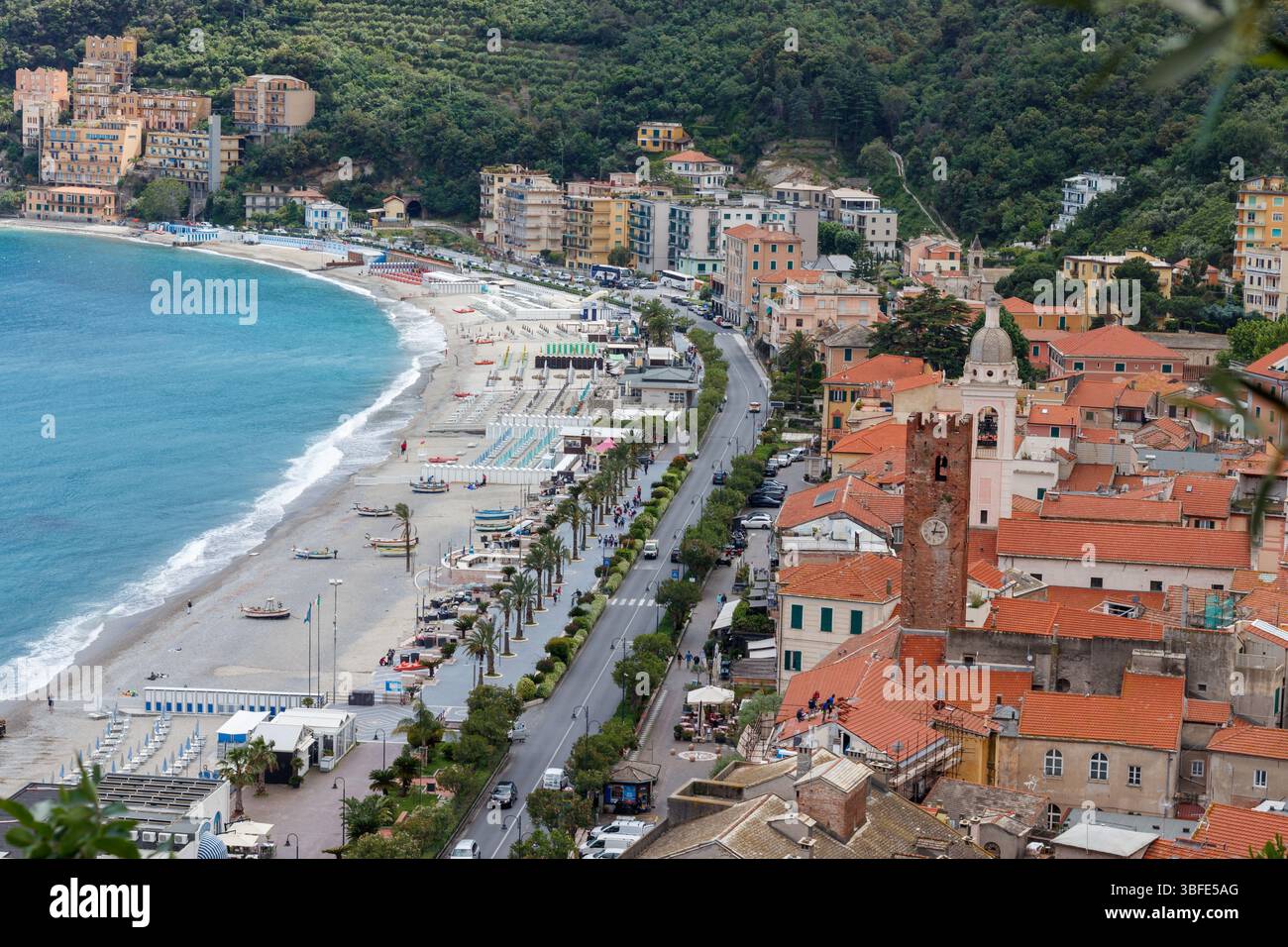 Vista del villaggio marino di Noli con torre del comune, Noli, provincia di Savona, Liguria, Italia Foto Stock