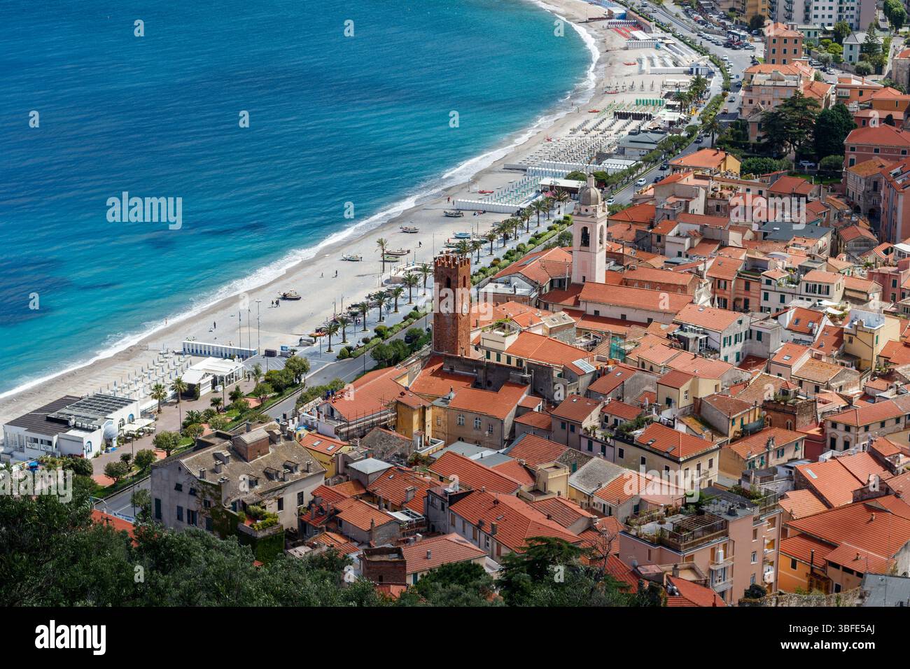 Vista del villaggio marino di Noli con torre del comune, Noli, provincia di Savona, Liguria, Italia Foto Stock