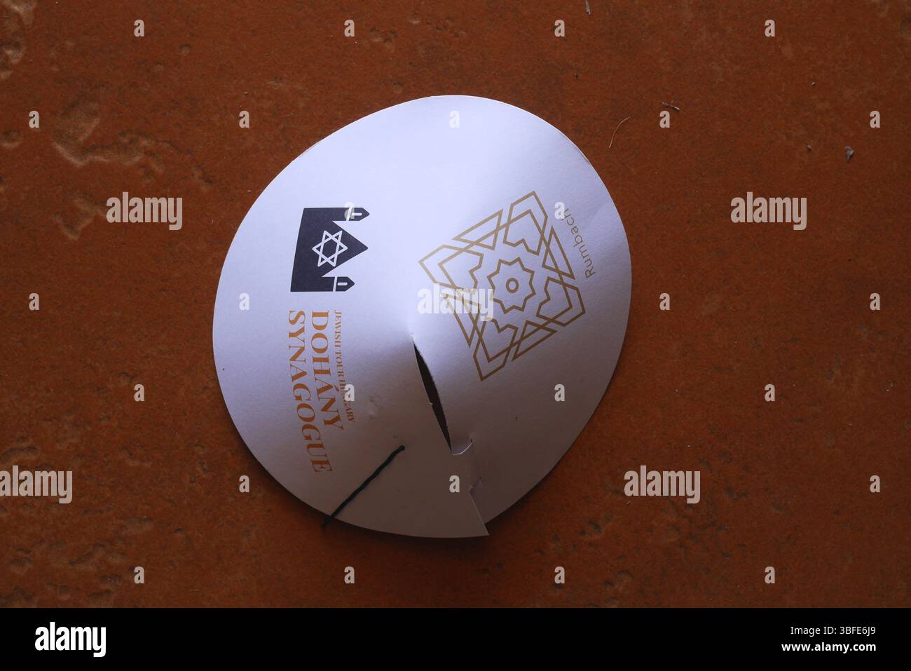 Kippah di carta, come emesso ai visitatori della grande Sinagoga, Budapest, Ungheria Foto Stock
