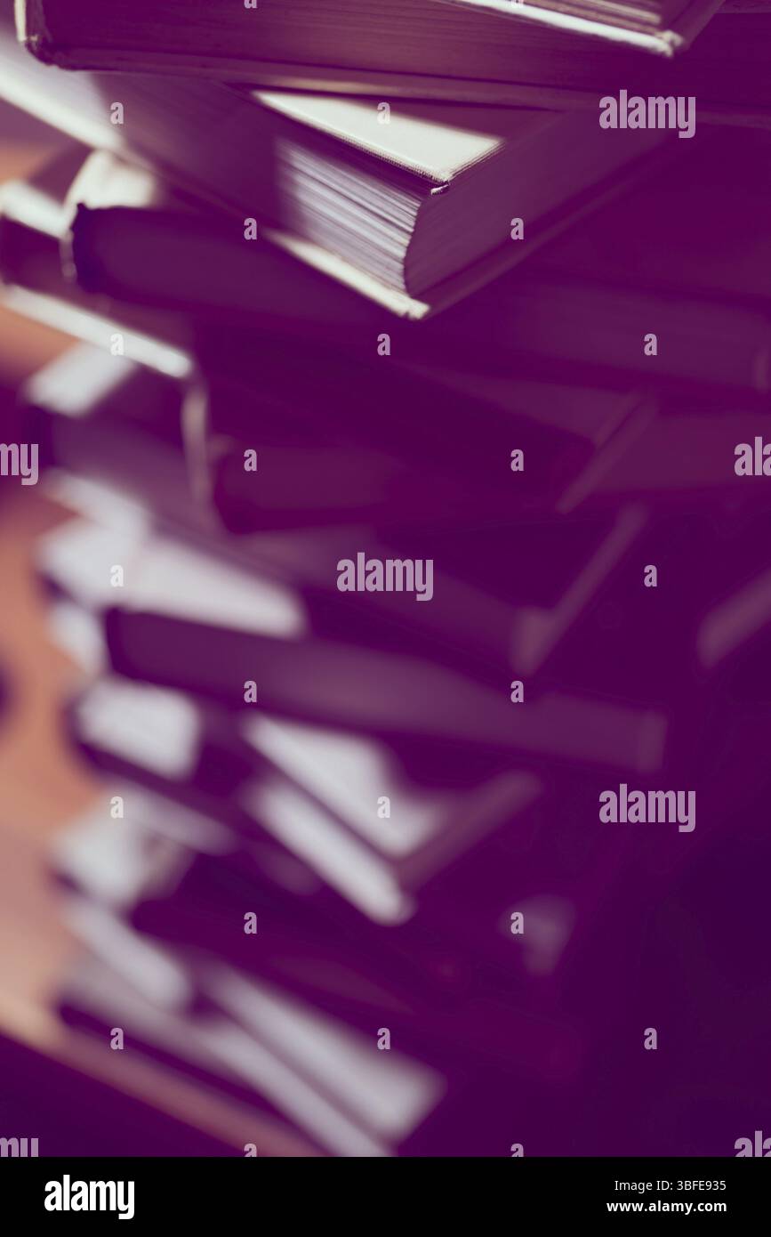 Una pila di libri in biblioteca. Libri di carta scientifici, educativi e di finzione. Istruzione e formazione Foto Stock