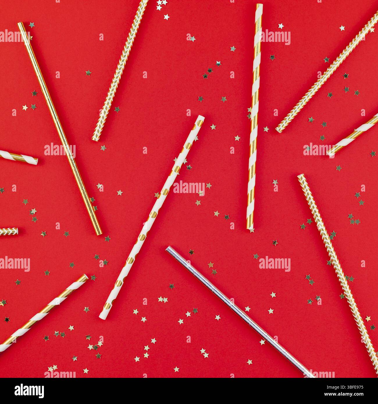 Anno nuovo o pattern di Natale laici flat top view Xmas 2019 holiday celebrazione di bere un cocktail party cannucce carta rossa brillantini dorati dello sfondo. Squ Foto Stock