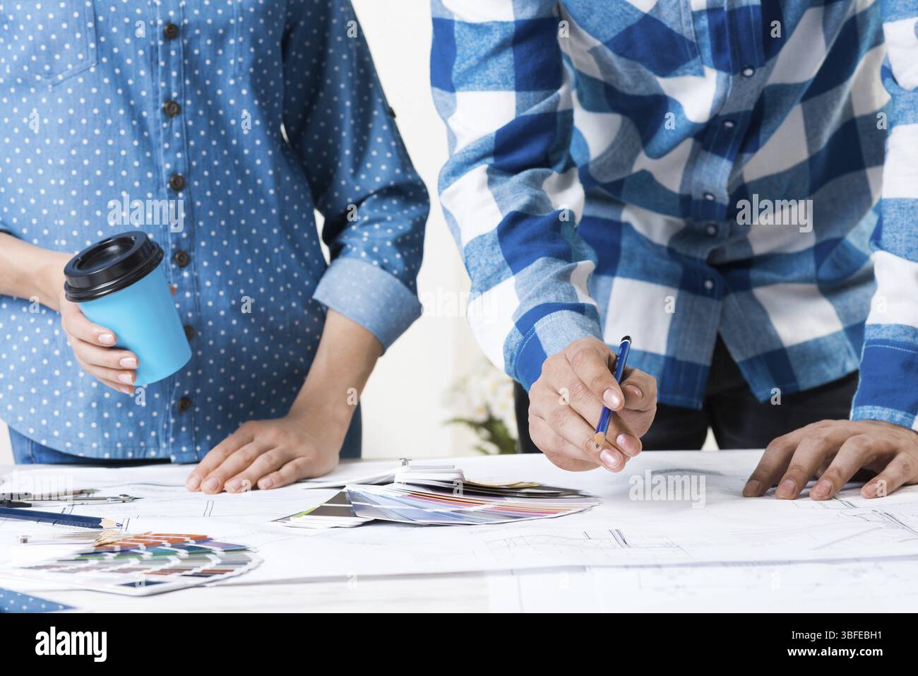 Designer professionisti che discutono di progetti di architettura. Lavoro di squadra creativo e brainstorming dei progetti. Primo piano delle mani umane e disegno di costruzione di Foto Stock