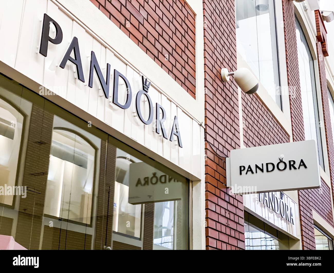 Pandora negozio di catena di negozi di accessori gioielli di moda, situato nel moderno centro commerciale. Foto mobile. Bialystok, Polonia - 16 febbraio 2020 Foto Stock
