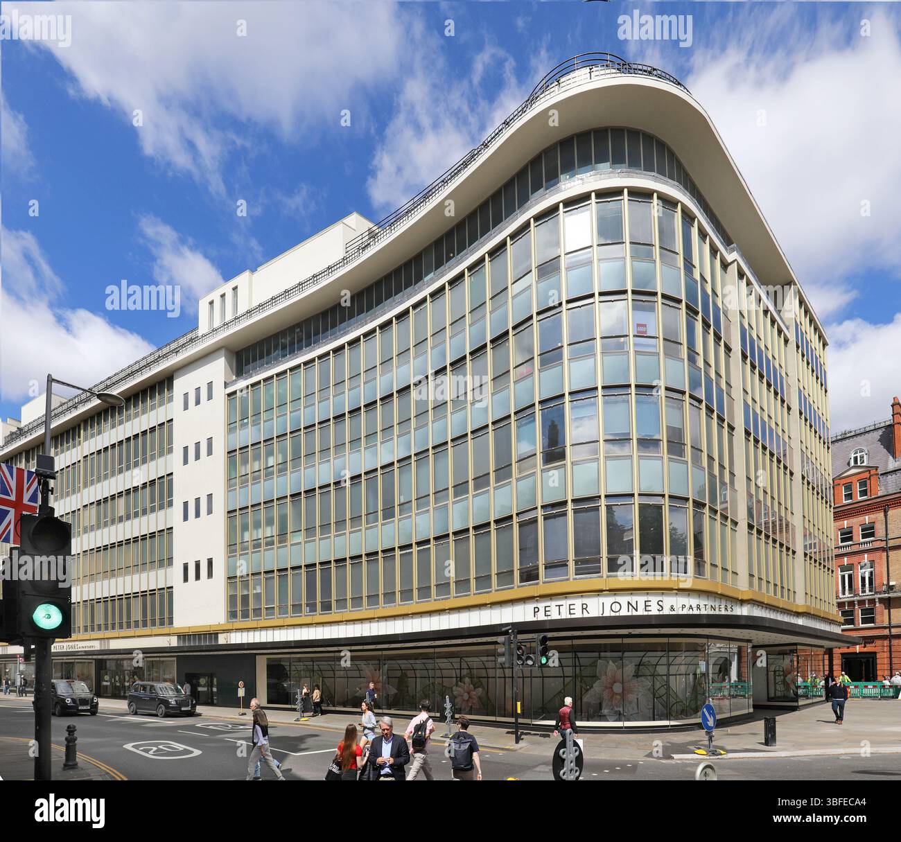 Negozio Peter Jones, Sloane Square, Londra, Regno Unito. Mostra la caratteristica facciata curva della parete di vetro. Completato nel 1936, progettato da William Crabtree Foto Stock