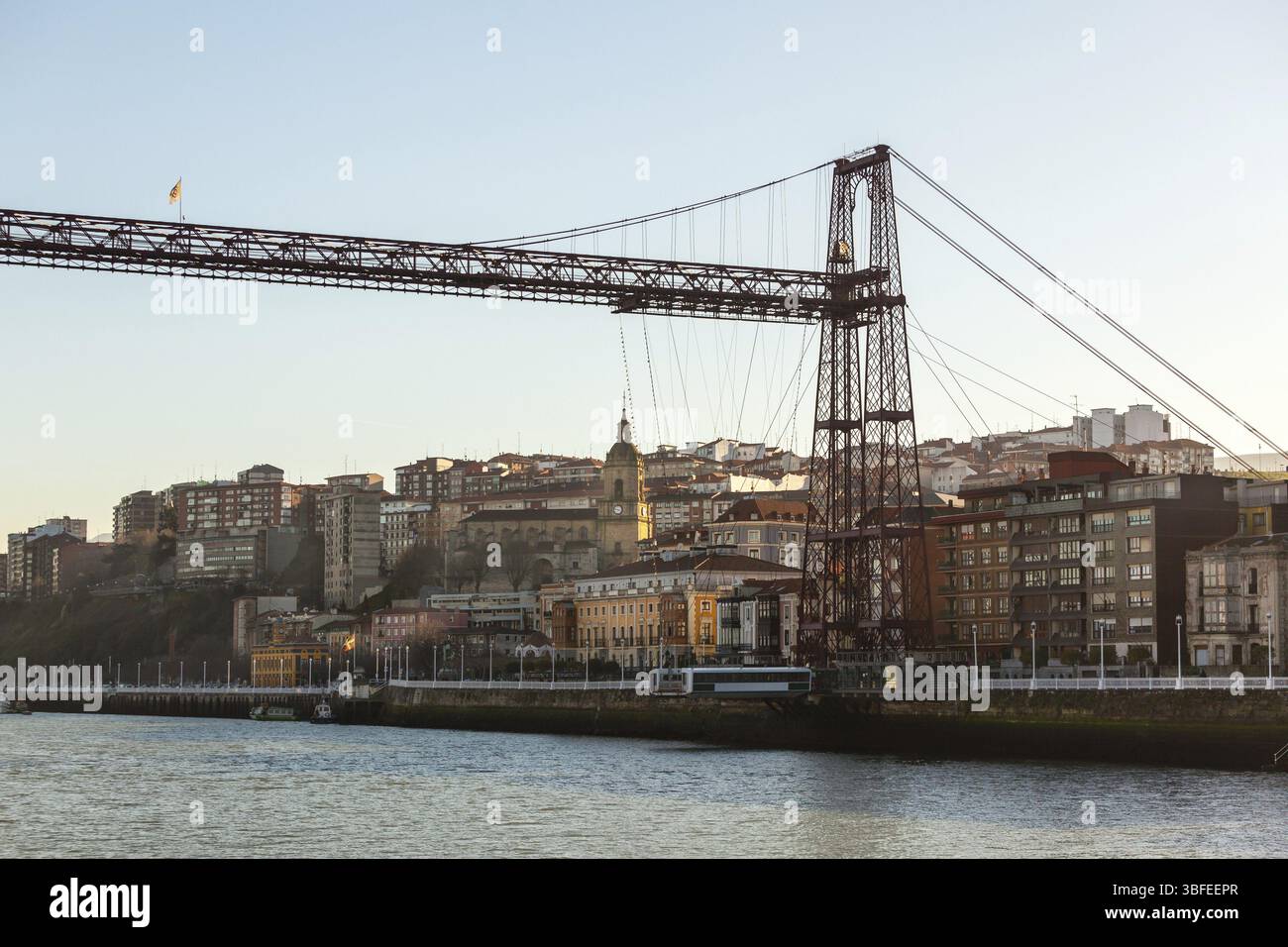 Il ponte di trasporto sospeso di Bizkaia (Puente de Vizcaya) a Portugalete, Spagna. Il ponte che attraversa la foce del fiume Nervion Foto Stock