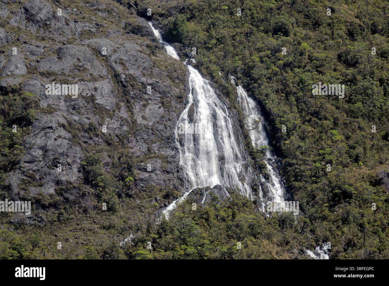 Una cascata nei fiordi cileni Foto Stock Una cascata nei fiordi cileni Foto Stock
