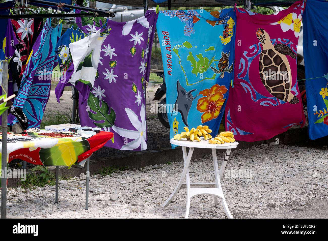 Ricco di colori e cultura: Un vivace mercato dei tessuti a Bora Bora, Polinesia francese Foto Stock