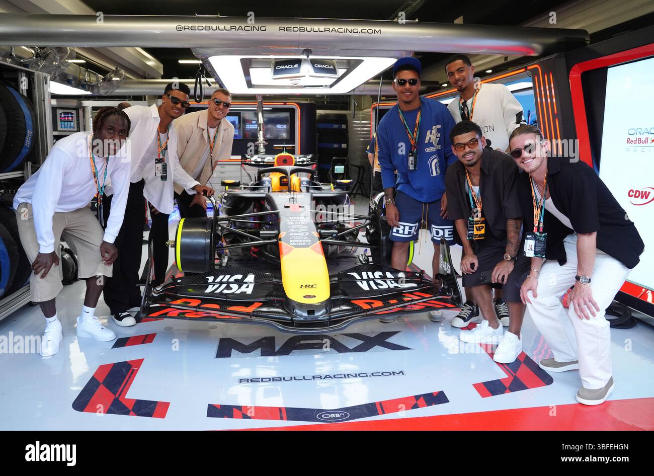 Inghilterra: Trevoh Chalobah, Ollie Watkins, Dan Burn, Morgan Rogers, Levi Colwill, Morgan Gibbs-White e Conor Gallagher (da sinistra a destra) nel garage della Red Bull Racing prima della gara sul circuito di Barcellona-Catalunya, Spagna. Data foto: Domenica 1 giugno 2025. Foto Stock