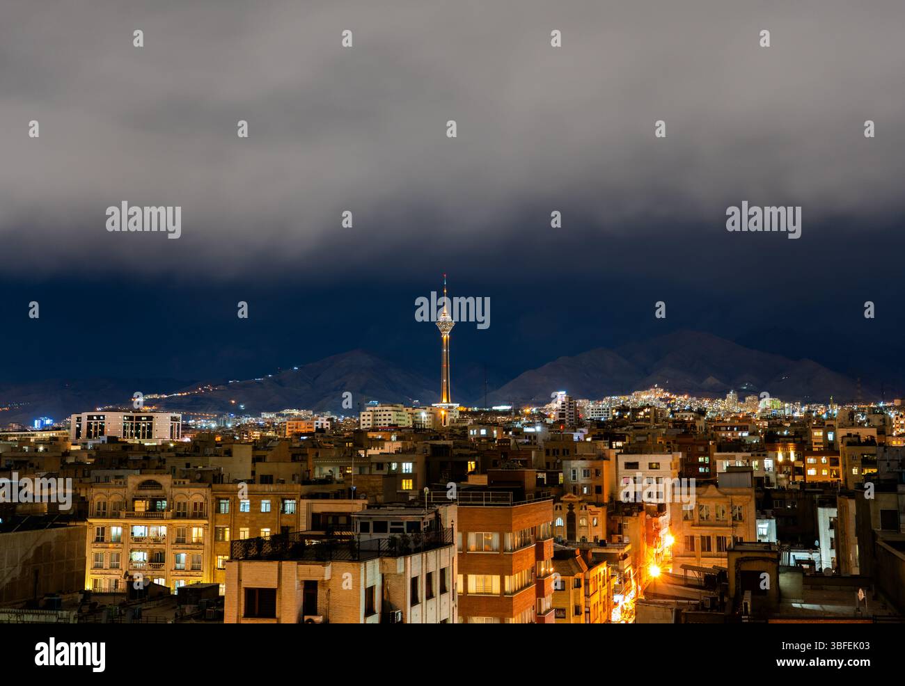Teheran, Iran - 12 novembre 2023: Milad Tower illuminata in modo luminoso sullo skyline urbano notturno Foto Stock