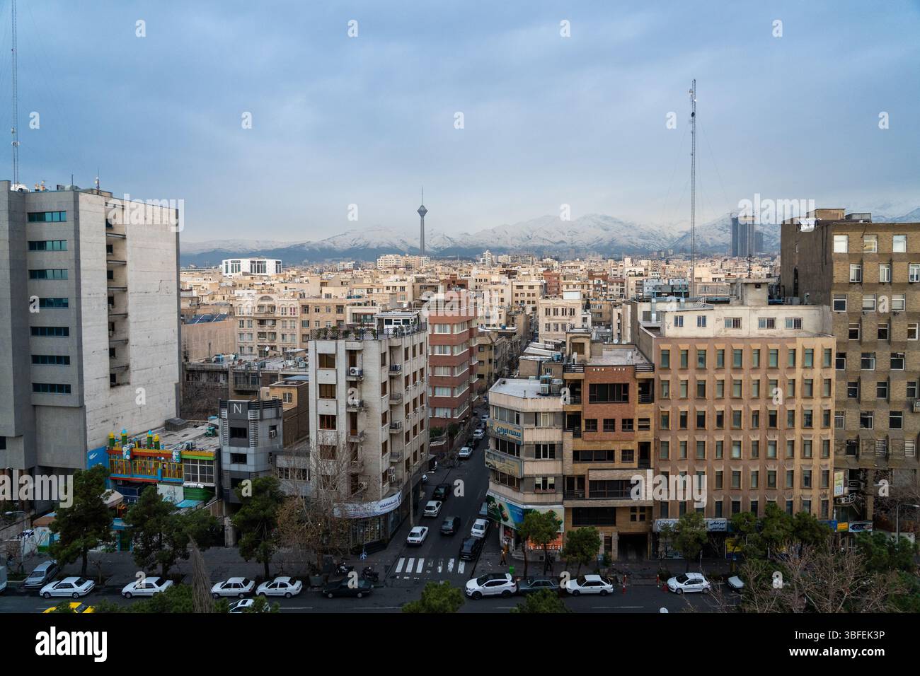 Teheran, Iran - 12 novembre 2023: Vista panoramica dello skyline della città con la Torre Milad e i Monti Alborz Foto Stock