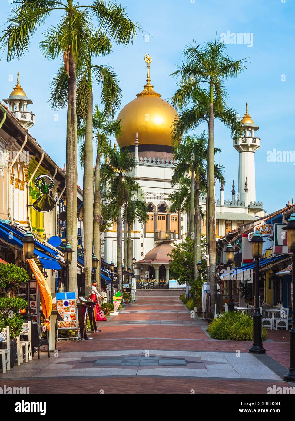 Vista sulla strada di Arab Street con Masjid Sultan situato nel quartiere Kampong Glam, Singapore Foto Stock