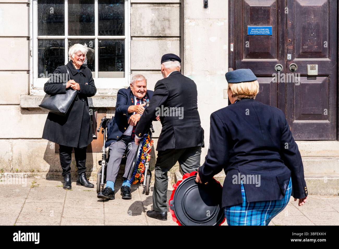 Due ex-Servicemen Meeting al 80° evento commemorativo del VE Day, Lewes, East Sussex, Regno Unito Foto Stock