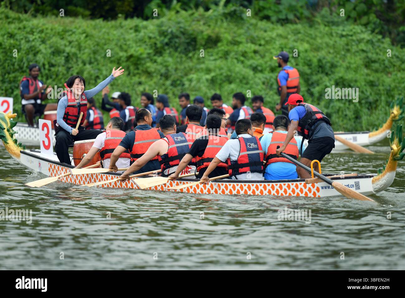 (250601) -- KOTTE, 1 giugno 2025 (Xinhua) -- le persone prendono parte al Dragon Boat Festival 2025 China-Sri Lanka Friendship Cup Dragon Boat Championship a Kotte, Sri Lanka, il 31 maggio 2025. In un gesto di diplomazia sportiva e di scambio culturale, l'ambasciata cinese in Sri Lanka ha donato cinque dragoni di standard internazionale da 12 persone al Ministero degli affari giovanili e dello Sport dello Sri Lanka. La donazione è stata formalmente effettuata sabato al Dragon Boat Festival 2025 China-Sri Lanka Friendship Cup Dragon Boat Championship. PER ANDARE CON "la Cina dona 5 dragoni standard allo Sri Lanka" Foto Stock