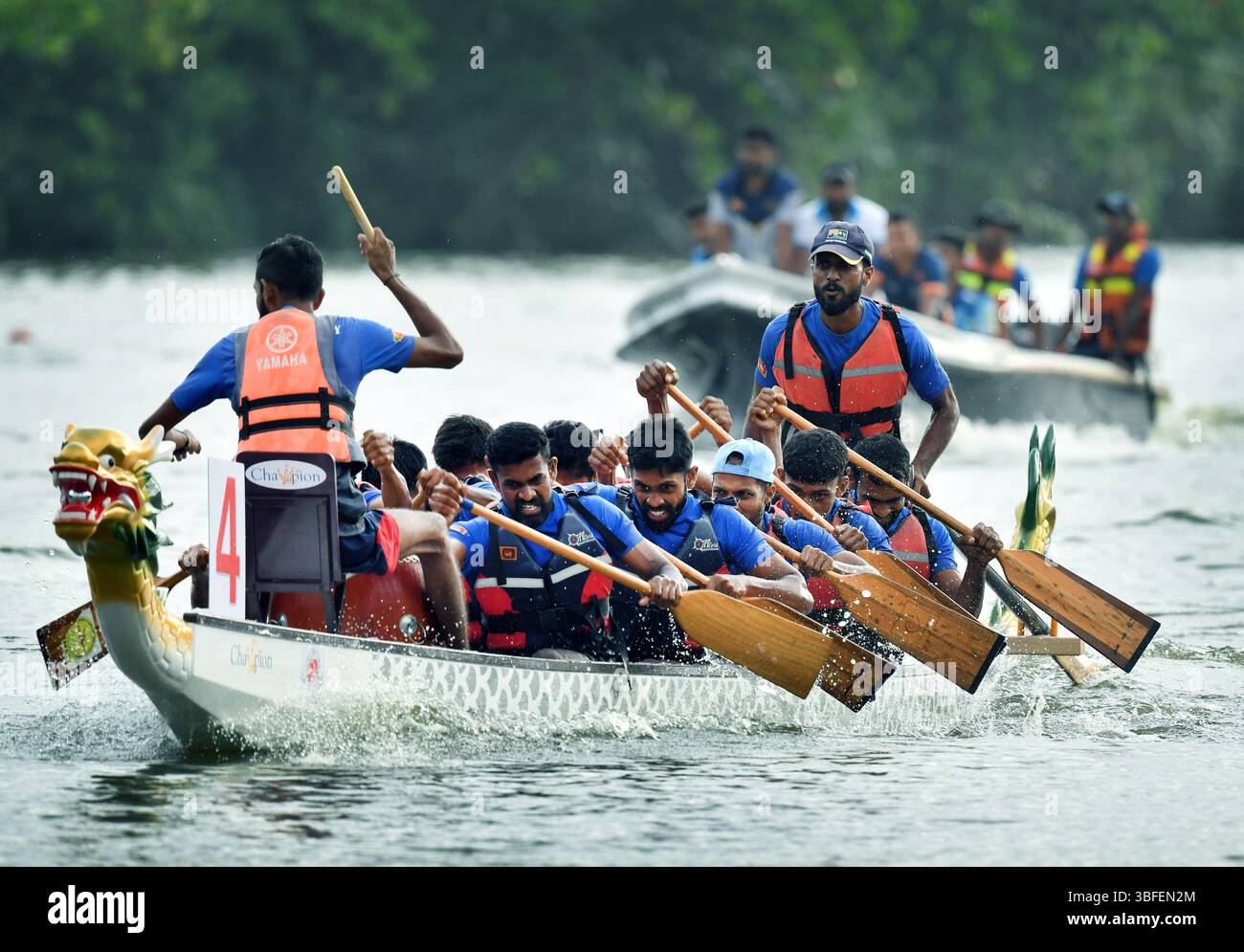 (250601) -- KOTTE, 1 giugno 2025 (Xinhua) -- le persone prendono parte al Dragon Boat Festival 2025 China-Sri Lanka Friendship Cup Dragon Boat Championship a Kotte, Sri Lanka, il 31 maggio 2025. In un gesto di diplomazia sportiva e di scambio culturale, l'ambasciata cinese in Sri Lanka ha donato cinque dragoni di standard internazionale da 12 persone al Ministero degli affari giovanili e dello Sport dello Sri Lanka. La donazione è stata formalmente effettuata sabato al Dragon Boat Festival 2025 China-Sri Lanka Friendship Cup Dragon Boat Championship. PER ANDARE CON "la Cina dona 5 dragoni standard allo Sri Lanka" Foto Stock