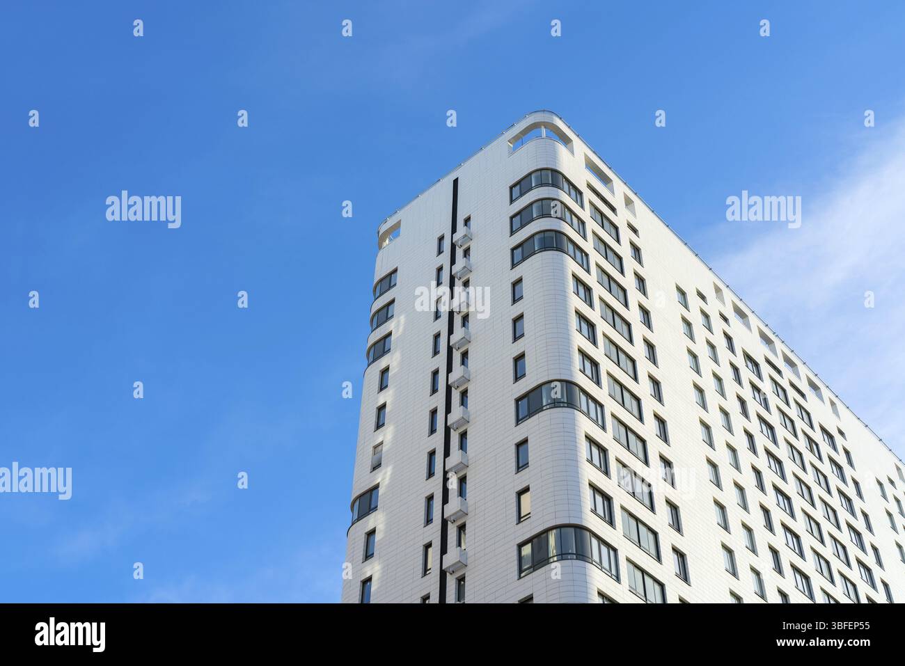 Grosses weisses Modernes Haus. Urban Architektur e hellen Sommertag Foto Stock