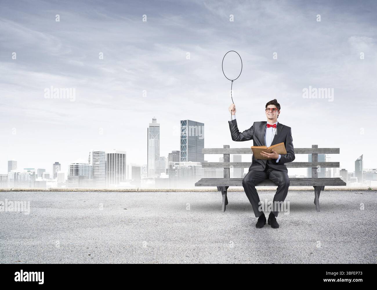 Lo studente tiene un libro e un palloncino disegnato Foto Stock