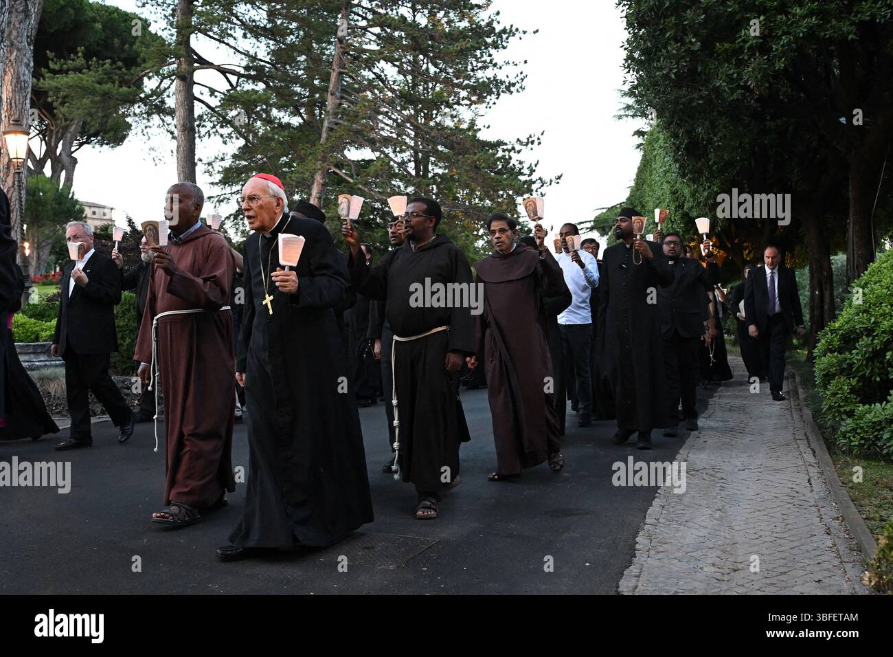 Papa Leone XIV si unisce ai fedeli al termine della preghiera del Rosario nella replica della Grotta di Lourdes nei Giardini Vaticani per celebrare la fine del mese mariano il 31 maggio 2025 in Vaticano. A sinistra: Il cardinale Giovanni Battista Re. La cerimonia ha segnato la fine del mese mariano, il mese dedicato alla Vergine Maria. La sera i fedeli si riunirono fuori dalla Chiesa di Santo Stefano degli Abissini in Vaticano, dove iniziarono una processione a lume di candela, pregando insieme il Rosario mentre salivano verso la Grotta di Lourdes. Foto di (EV) Antonelli - Vatican Poo Foto Stock