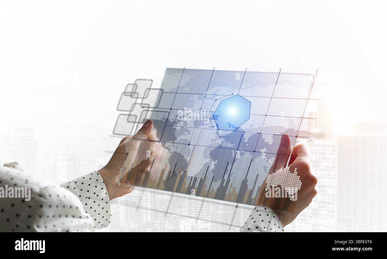 Le mani di una donna d'affari usano un'interfaccia virtuale. Media di marketing digitale o diagrammi finanziari su schermo virtuale. Tecnologia intelligente moderna e innovazione i. Foto Stock