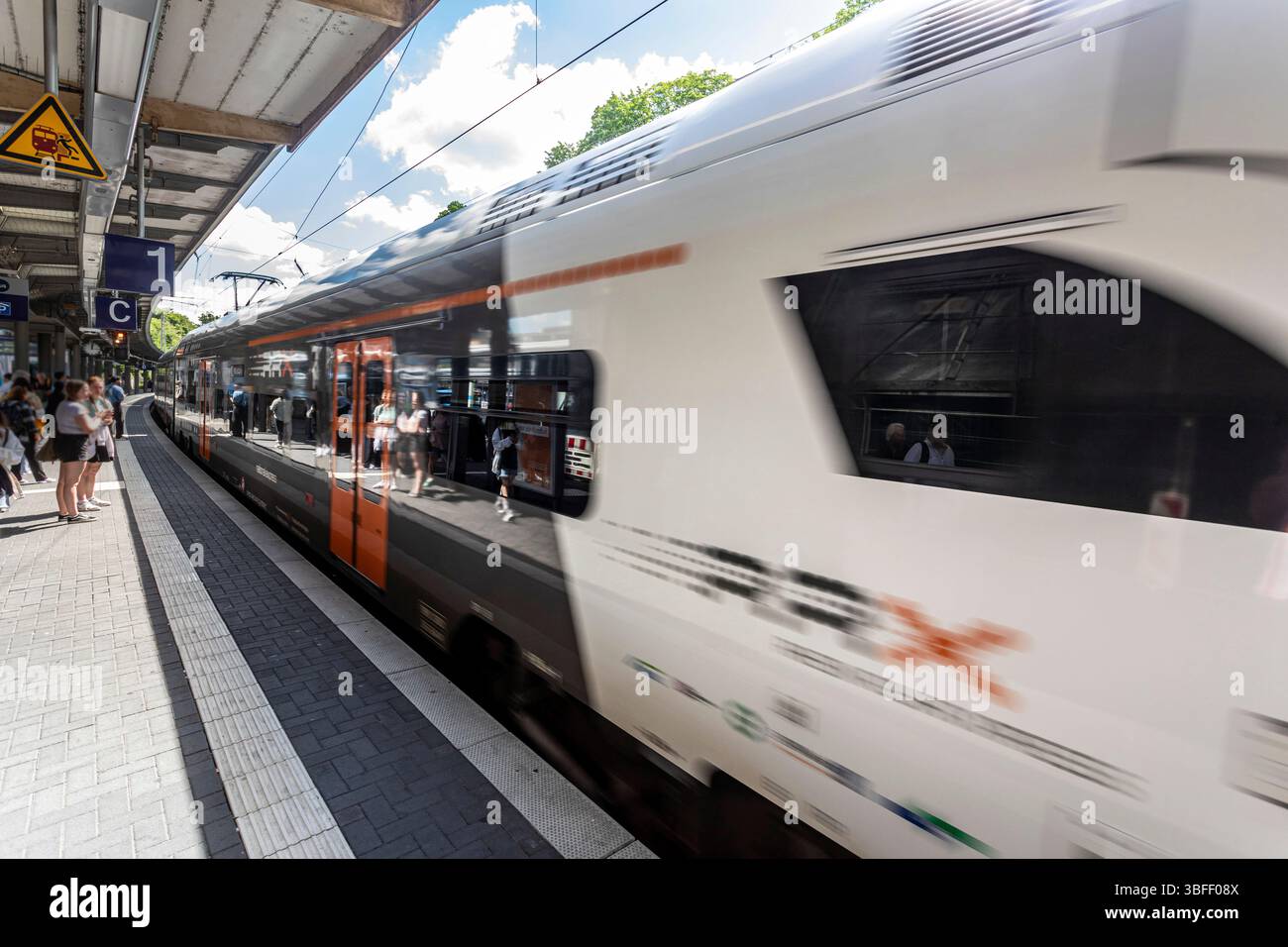RE4 im Hauptbahnhof - Wuppertal, Nordrhein-Westfalen, Deutschland Foto Stock