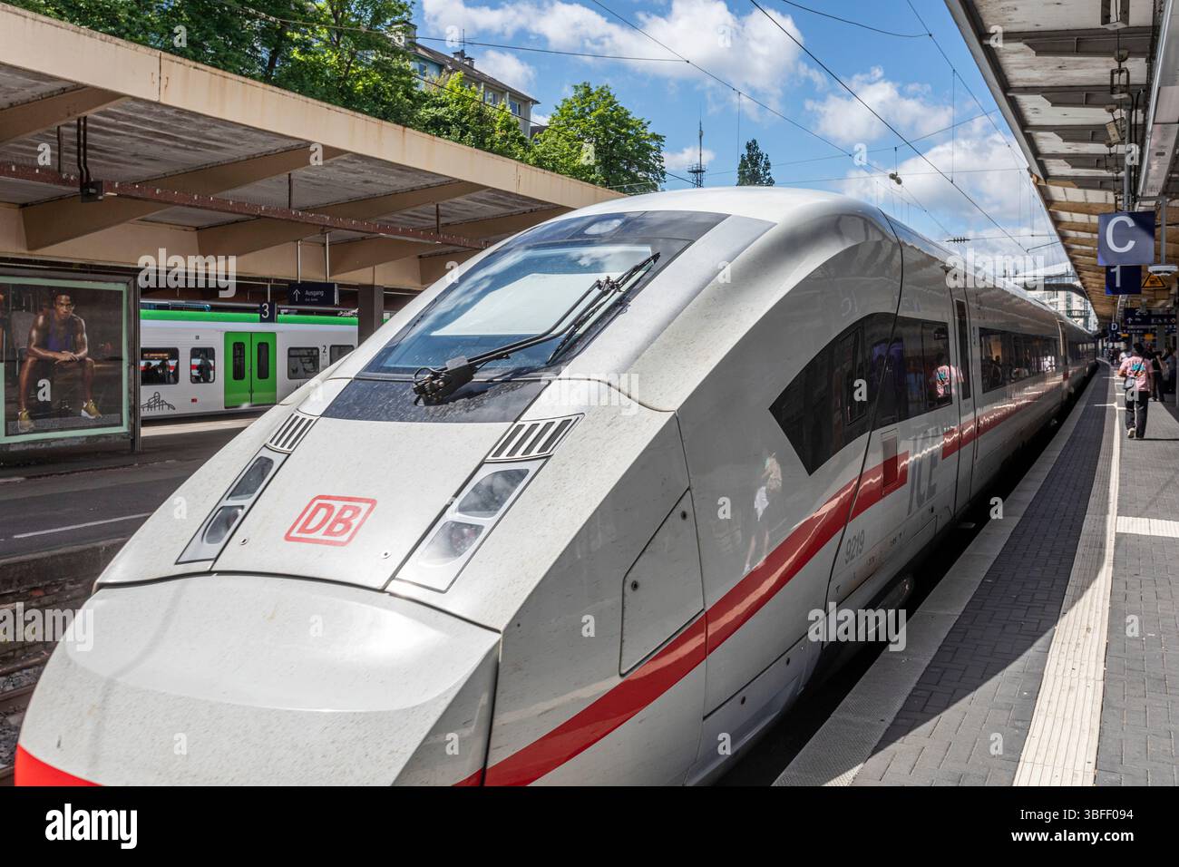 GHIACCIO alla stazione centrale di Wuppertal Foto Stock
