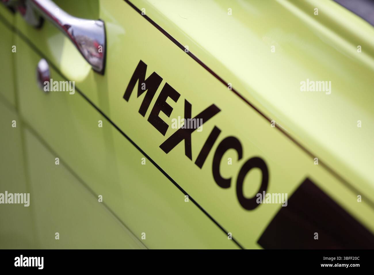 1 giugno 2025, Brighton, Inghilterra Classic Cars arrivano a Brighton Classic Cars and Kits car si riuniscono lungo il lungomare di Brighton. Le auto hanno percorso un percorso di 80 miglia dal Brooklands Museum nel Surrey, prima di allinearsi lungo Madeira Drive. Foto: Roland Ravenhill/Alamy Foto Stock