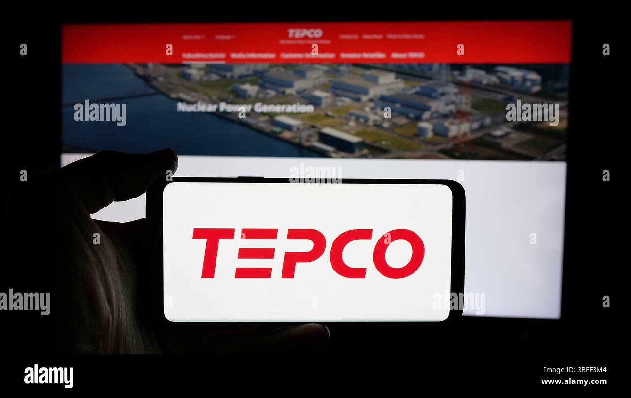 Stoccarda, Germania - 01-22-2025: Persona che tiene un cellulare con il logo dell'azienda energetica Tokyo Electric Power Company (TEPCO) sullo schermo Foto Stock