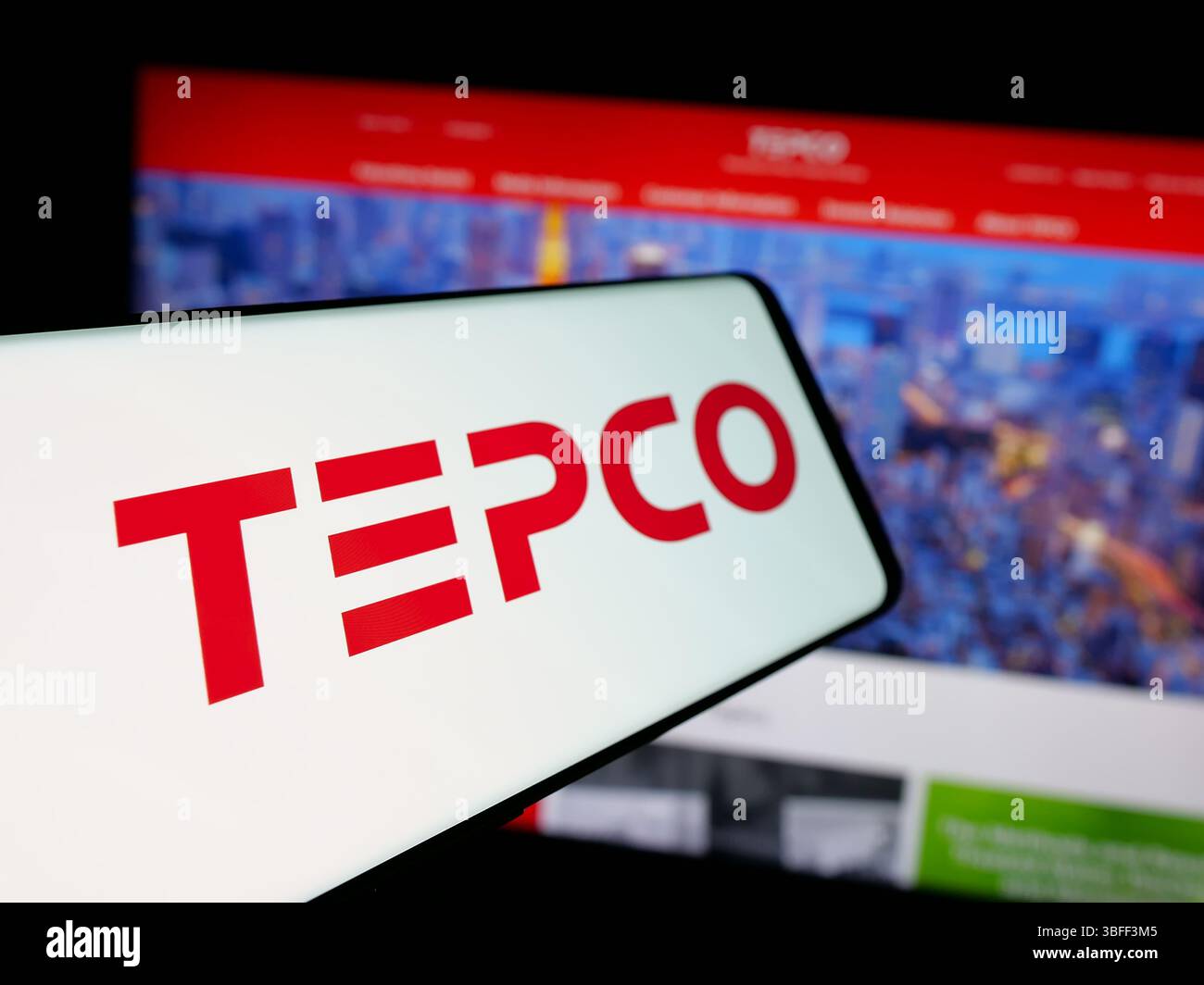 Stoccarda, Germania - 01-22-2025: Cellulare con logo dell'azienda energetica Tokyo Electric Power Company (TEPCO) sullo schermo davanti al sito Web. Foto Stock