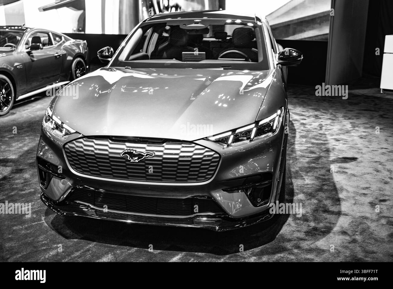New York City, USA - 27 marzo 2024: 2024 Ford Mustang Mach-e GT crossover auto elettrica al New York International Auto Show, vista angolare Foto Stock