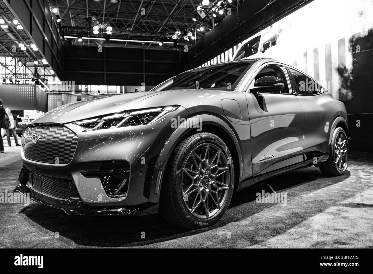 New York City, USA - 27 marzo 2024: 2024 Ford Mustang Mach-e GT crossover Electric Vehicle al New York International Auto Show, vista d'angolo Foto Stock