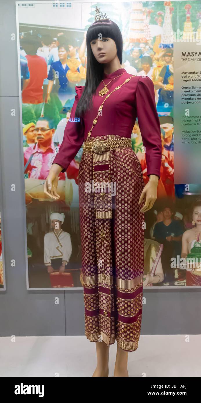 Costume da festival femminile della comunità siamese tailandese malese, songket sarong, pha sin, camicetta a maniche lunghe, scialle (pha sabai, phaa biang, sbai) Foto Stock