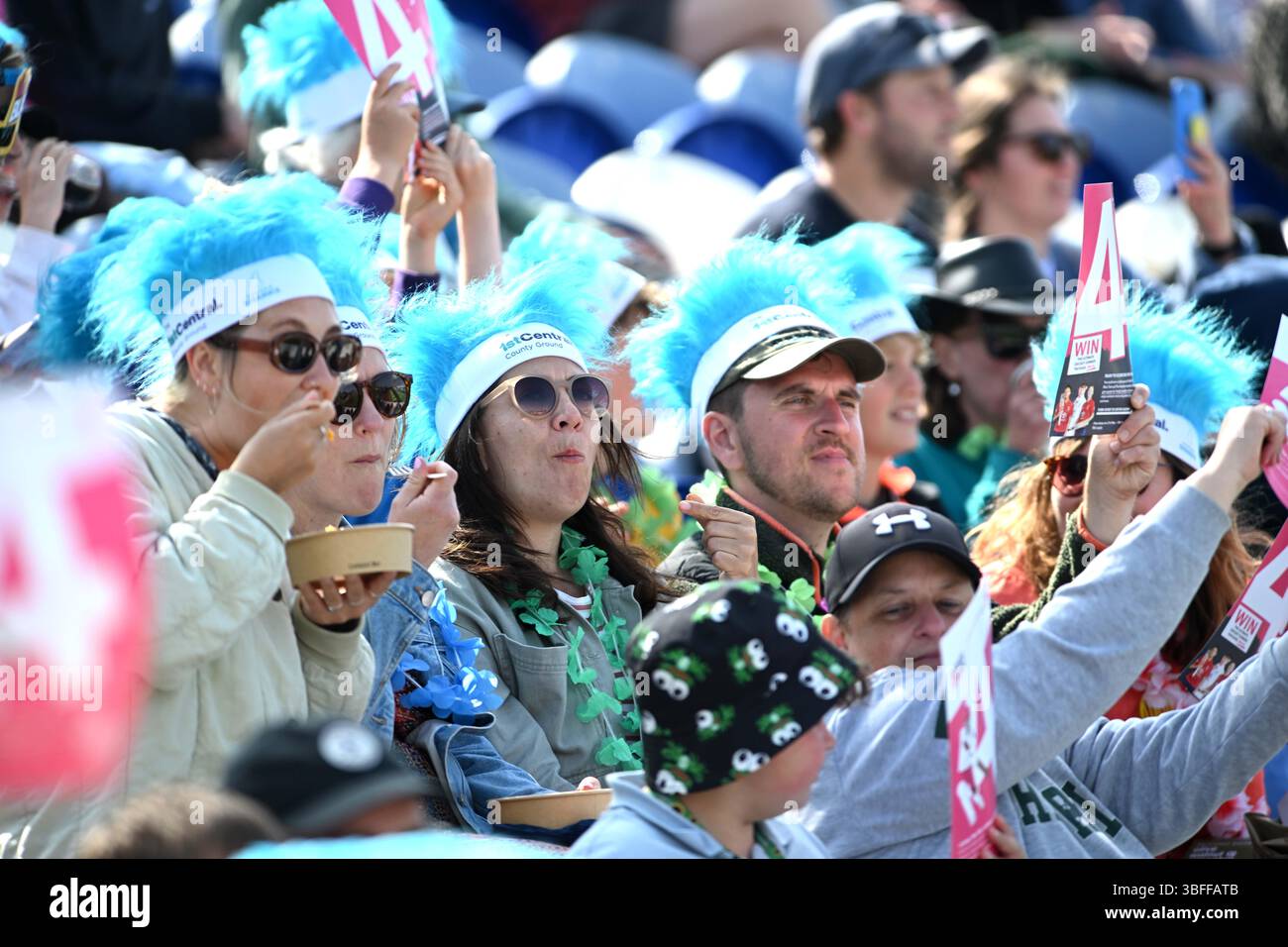 Hove UK 1 giugno 2025 - i tifosi guardano durante la partita di cricket T20 Vitality Blast tra Sussex Sharks e Gloucestershire al 1st Central County Ground di Hove: Credit Simon Dack /TPI/ Alamy Live News Foto Stock