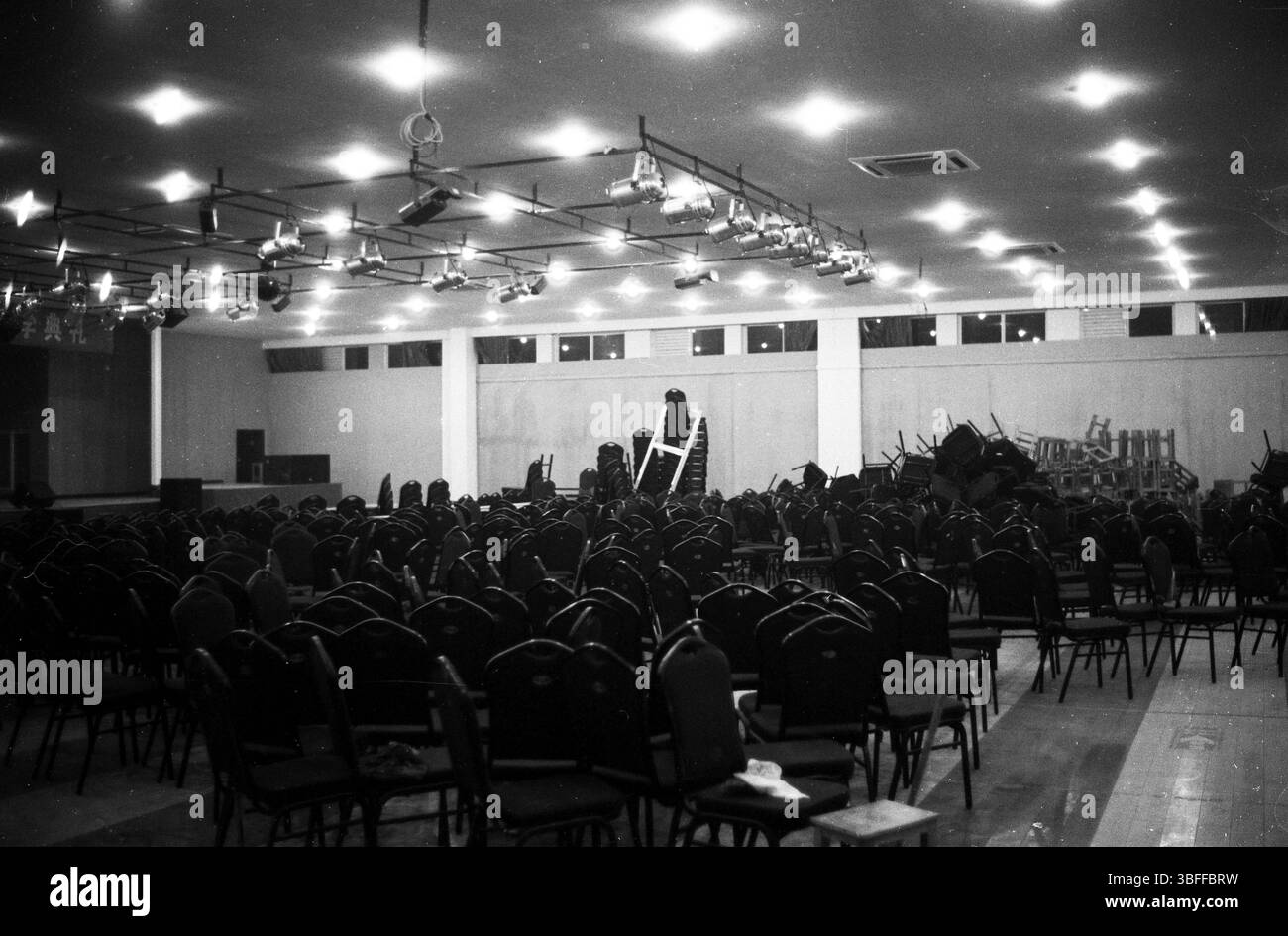 China Empty Event Hall dei primi anni '2010 con sedie Disarranged dopo la conferenza Foto Stock