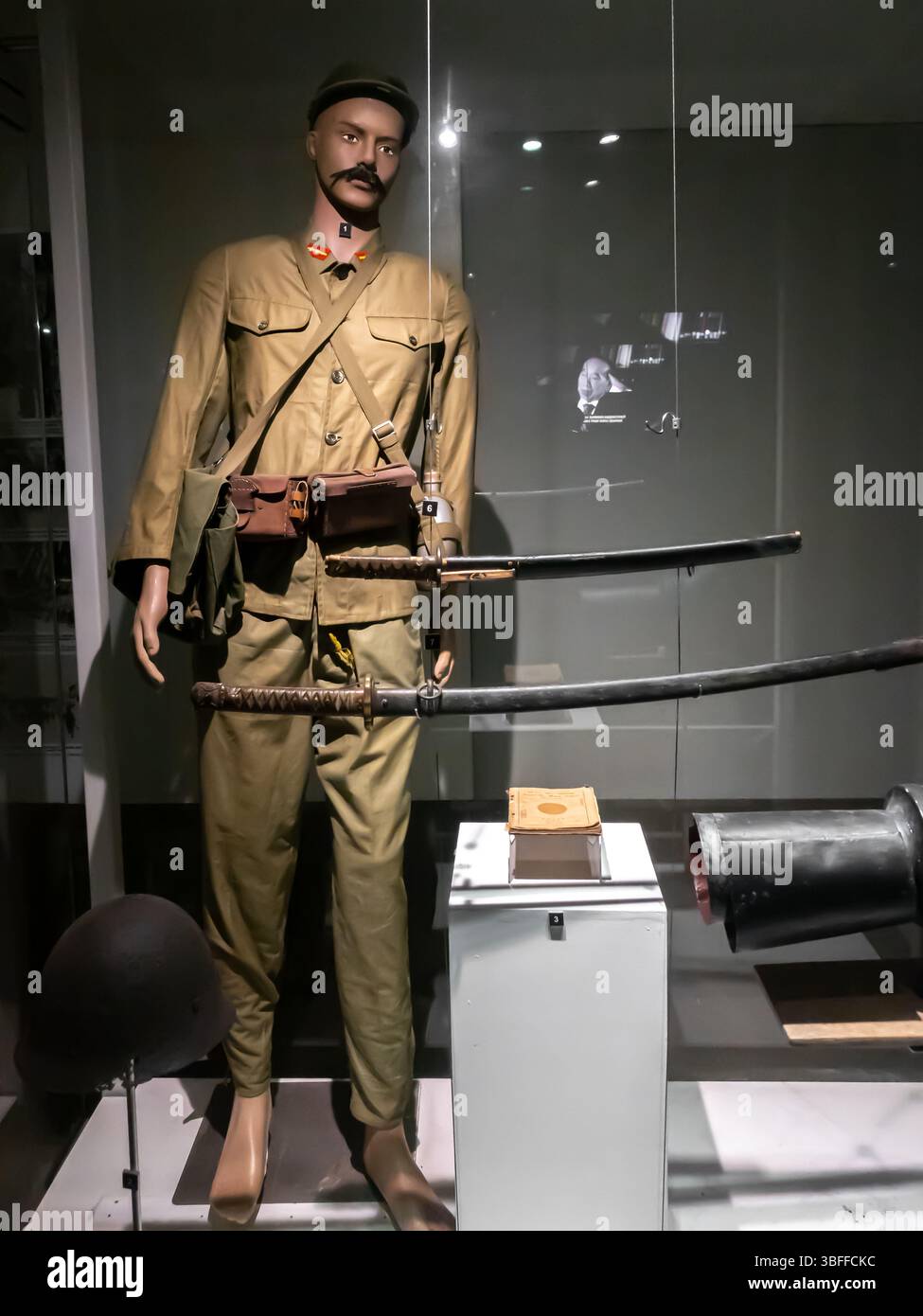 Divisa militare giapponese seconda guerra mondiale e katana, spade di samurai Foto Stock