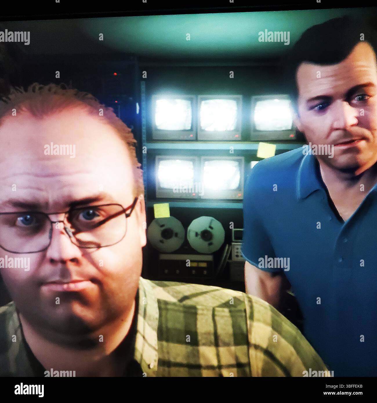 Istantanea mobile della sala di pianificazione GTA5 Heist con Lester e Michael Foto Stock