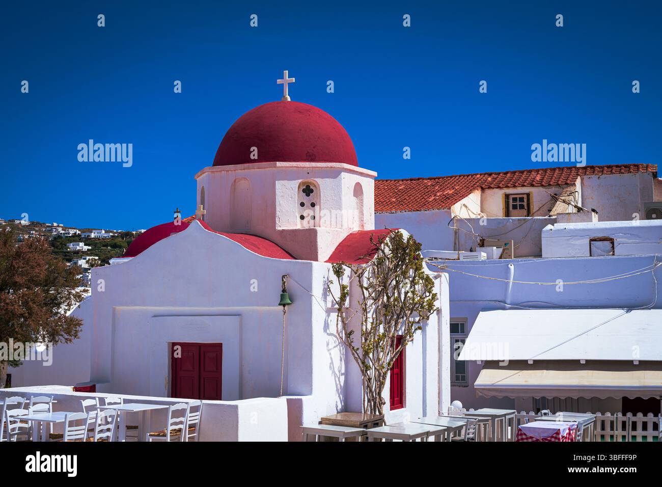 Foto della Chiesa di San Nicola a Mykonos in Grecia vicino ai tavoli della Taverna. Foto Stock