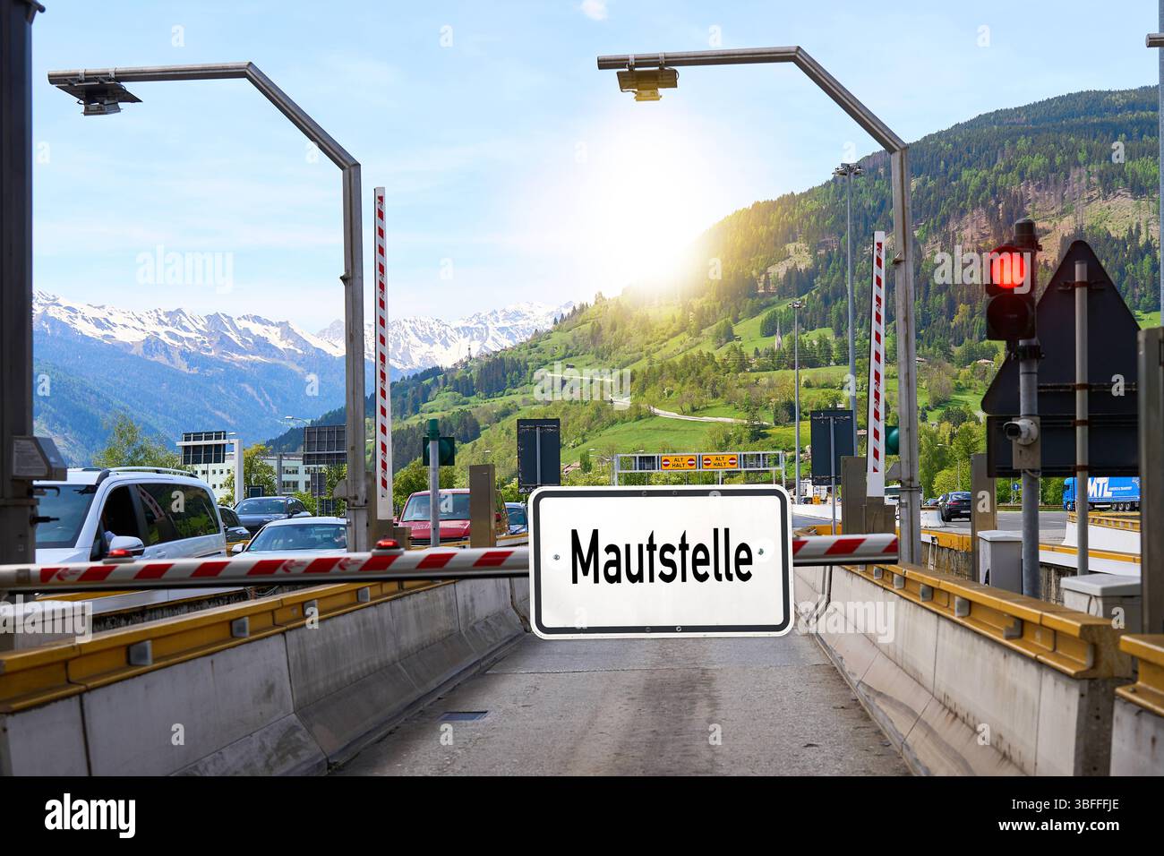 Baviera, Germania - 01 giugno 2025: FOTOMONTAGGIO, ingorghi di automobili in uno stand di pedaggio nel mezzo di un paesaggio montano - il quadro tematico tematica l'onere finanziario dei pedaggi, dei pedaggi stradali e dei costi delle infrastrutture. *** FOTOMONTAGE, Autos stauen sich an einer Mautstelle inmitten einer Berglandschaft das Bild thematisiert die finanzielle Belastung durch Maut bzw. Straßennutzungsgebühren und Infrastrukturkosten. Foto Stock