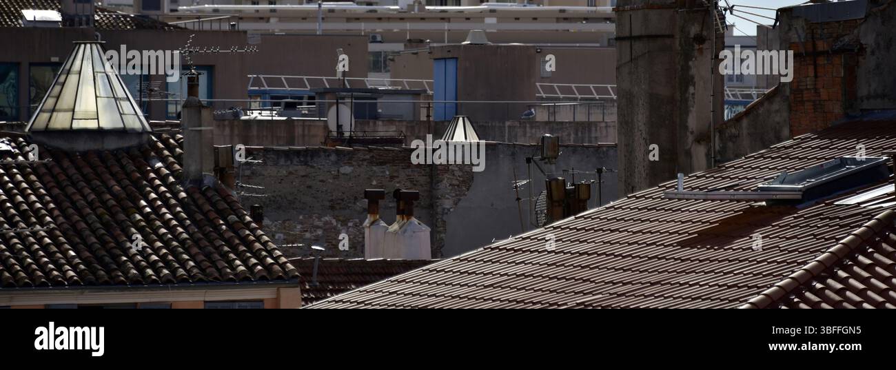 Tettoia illuminante per scale sui tetti della città vecchia di Tolone Foto Stock
