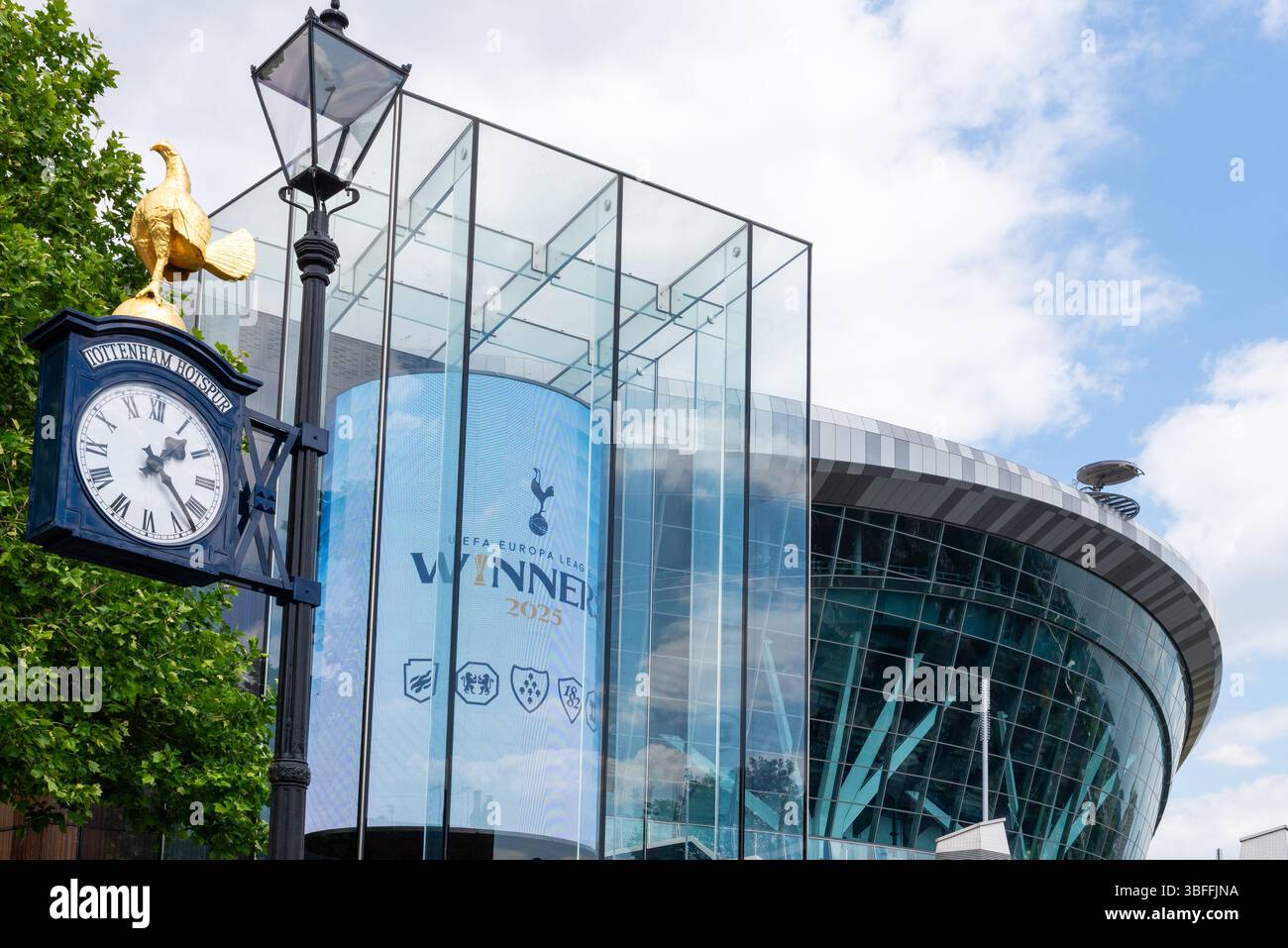 Tottenham Hotspur Stadium, sede del Tottenham Hotspur Football Club, Spurs, con grafica dei vincitori della UEFA Europa League. Orologio Foto Stock