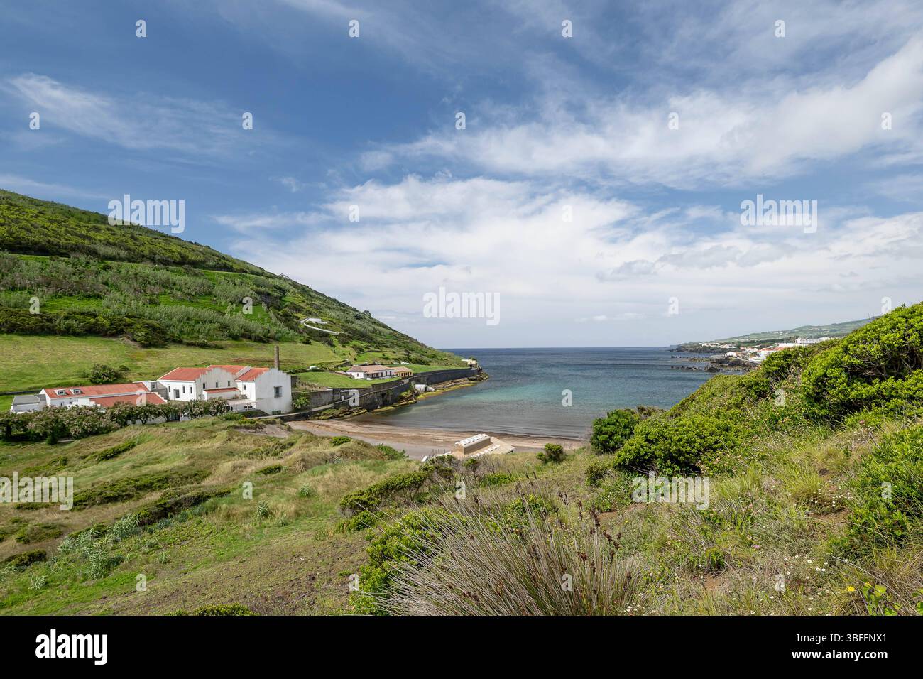 Faial POR, Themenbild Reisen, Insel Faial, Azoren, Portogallo, 01.06.2025. Ein kleiner Sandstrand bei Horta zwischen dem Monte da Guia und dem Monte Queimado POR, Themenbild Reisen, Insel Faial, Azoren, Portogallo, 01.06.2025. *** Faial POR, foto a tema viaggi, isola di Faial, Azzorre, Portogallo, 01 06 2025 Una piccola spiaggia di sabbia nei pressi di Horta tra Monte da Guia e Monte Queimado POR, viaggi a tema, Isola di Faial, Azzorre, Portogallo, 01 06 2025 Copyright: xEibner-Pressefoto/HeikexFeinerx EP HFR Foto Stock