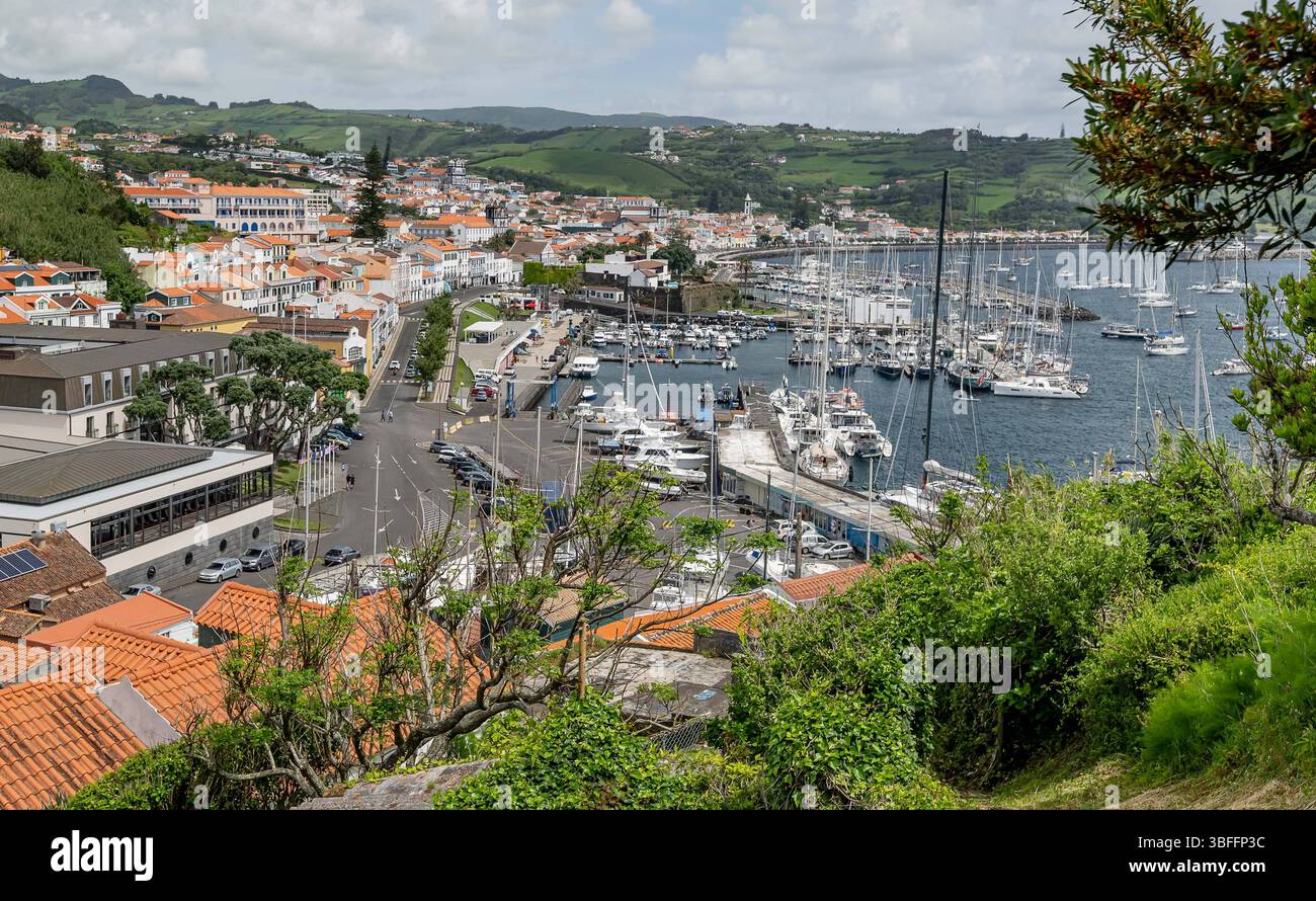 Faial POR, Themenbild Reisen, Insel Faial, Azoren, Portogallo, 01.06.2025. auf dem Wanderweg am Monte Queimado, Aussicht auf den Hafen von Horta mit den Segelschiffen POR, Themenbild Reisen, Insel Faial, Azoren, Portogallo, 01.06.2025. *** Faial POR, foto a tema viaggi, isola di Faial, Azzorre, Portogallo, 01 06 2025 sul sentiero escursionistico di Monte Queimado, vista del porto di Horta con le navi a vela POR, foto a tema viaggio, isola di Faial, Azzorre, Portogallo, 01 06 2025 Copyright: xEibner-Pressefoto/HeikexFeinerx EP HFR Foto Stock