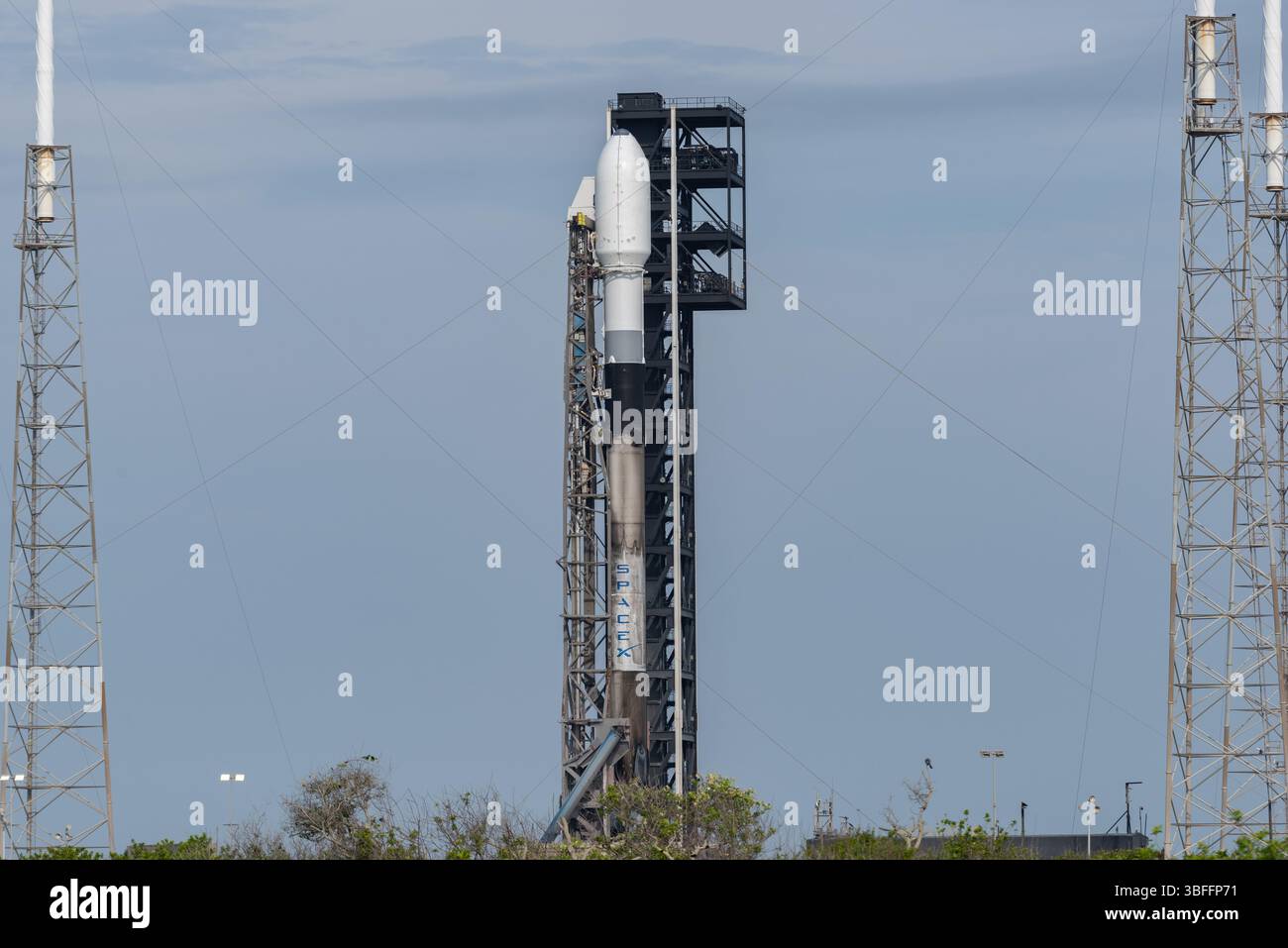 30 maggio 2025: Il razzo Falcon 9 di SpaceX viene visto al SLC-40 come membri del set di media telecamere remote e attivate dal suono vicino alla rampa di lancio prima del lancio della missione GPS III-7 più tardi nel pomeriggio. Crediti: Brandon Moser/Alamy Live News Foto Stock